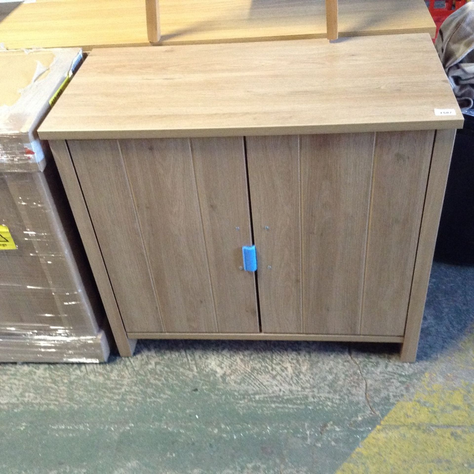 OAK 2 DOOR SIDEBOARD - Image 2 of 2