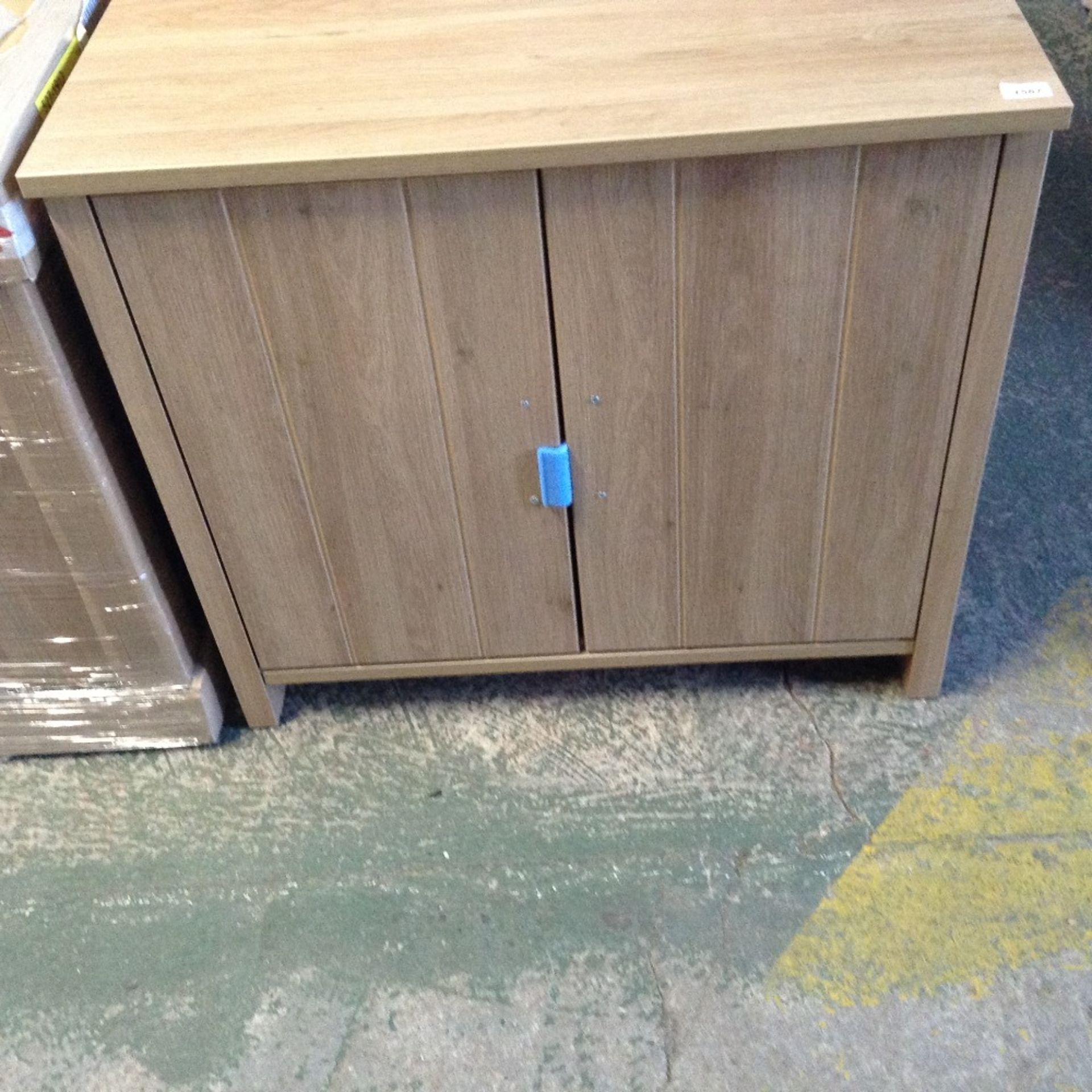 OAK 2 DOOR SIDEBOARD - Image 2 of 2