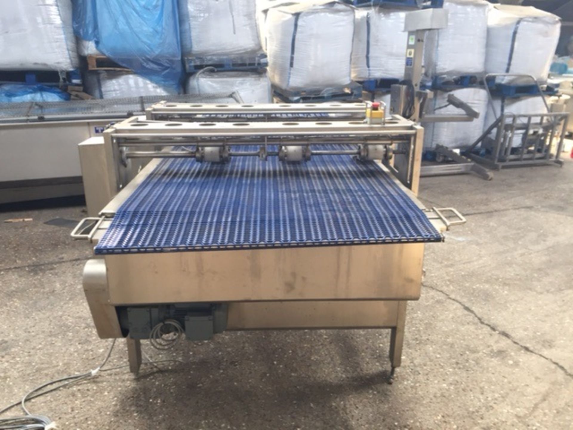 CONVEYOR FOR FLAT MEAT OR SIMILAR WITH TOP HOLD DOWN BELTS