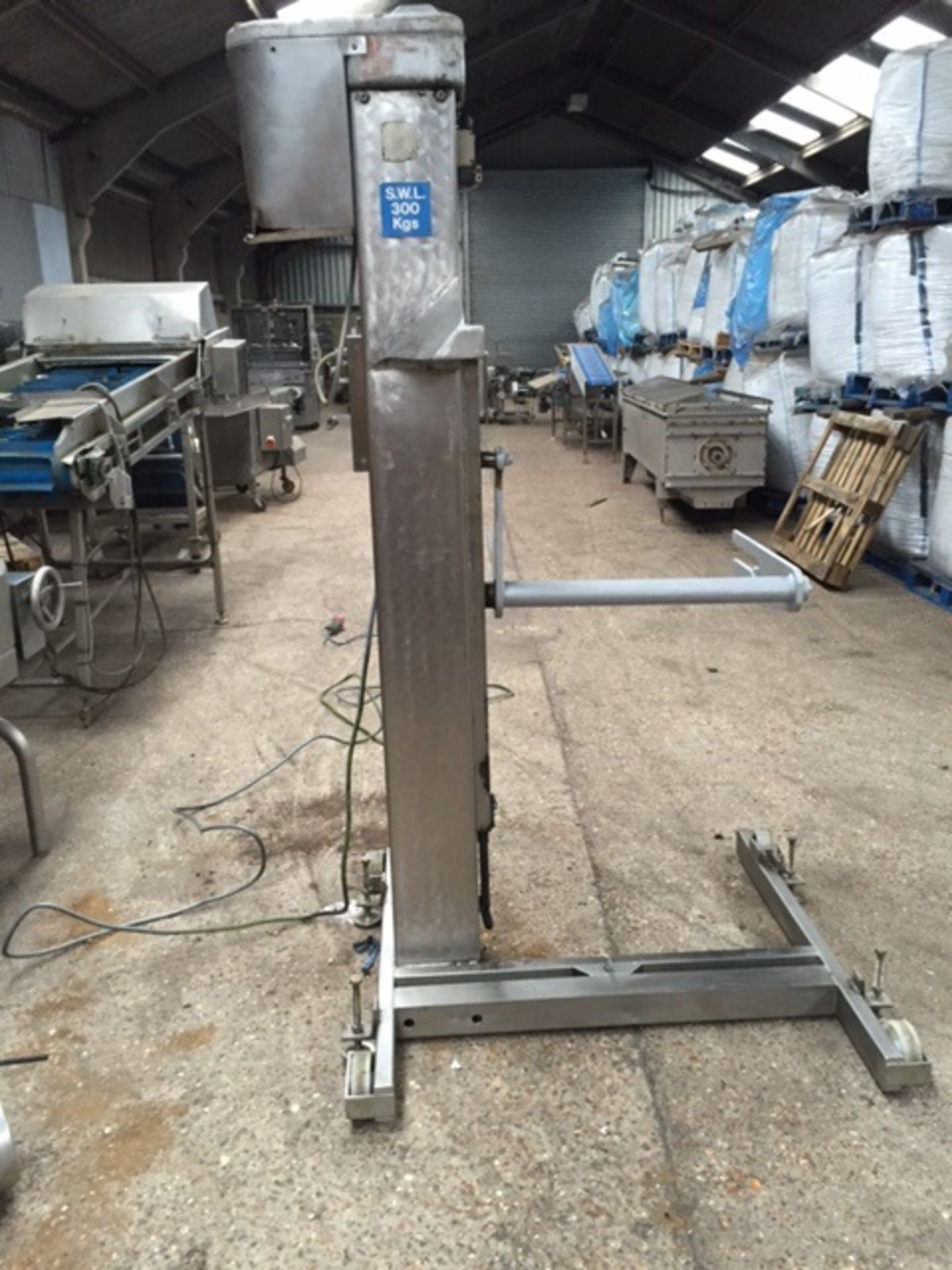 TOTE BIN HOIST