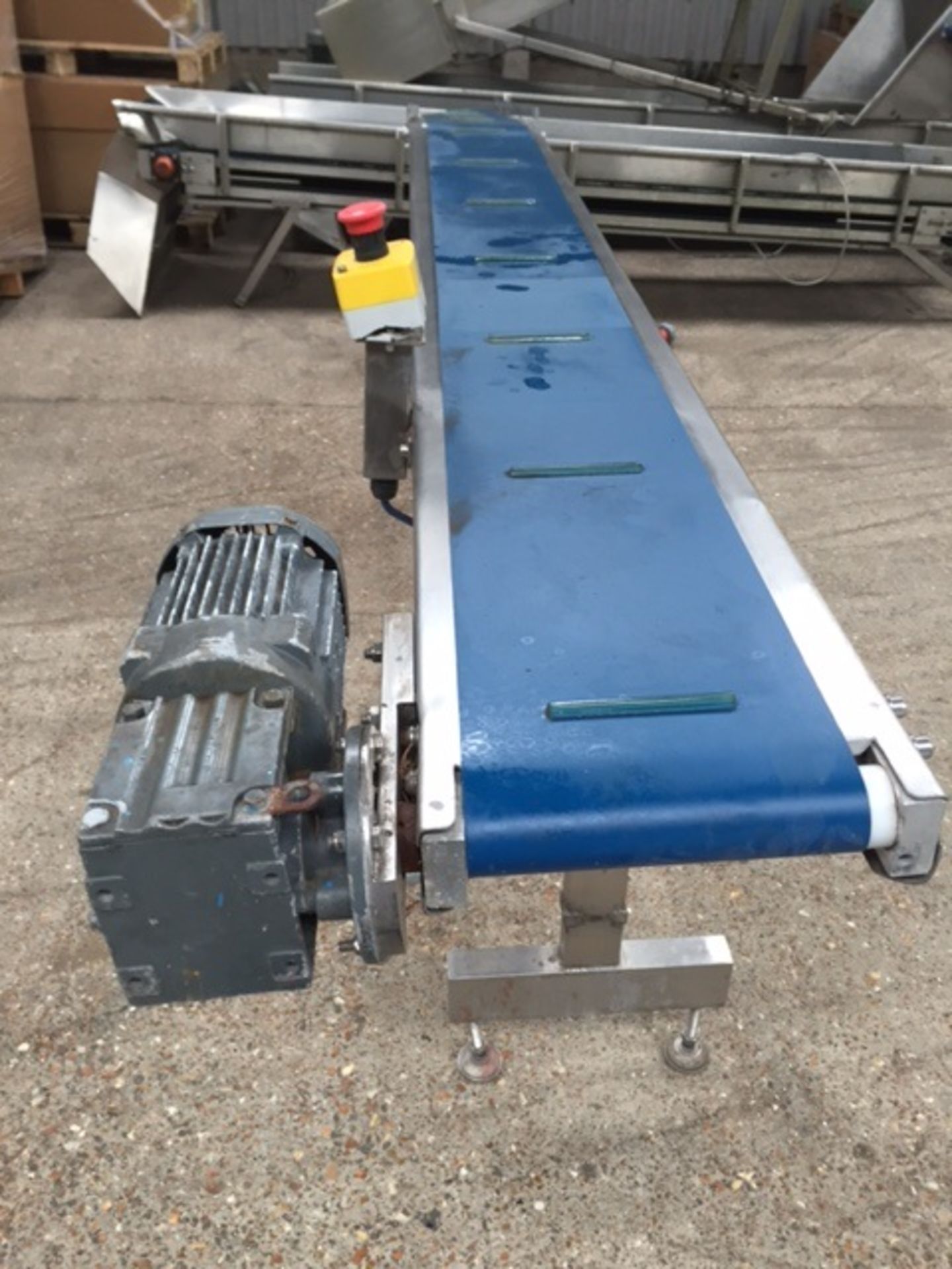 CONVEYOR WITH FLIGHTS AT 5MM HEIGHT , LENGTH 3.3 M X 20 CM BELT WIDTH HEIGHT 112 CM ADJUSTABLE - Image 4 of 4