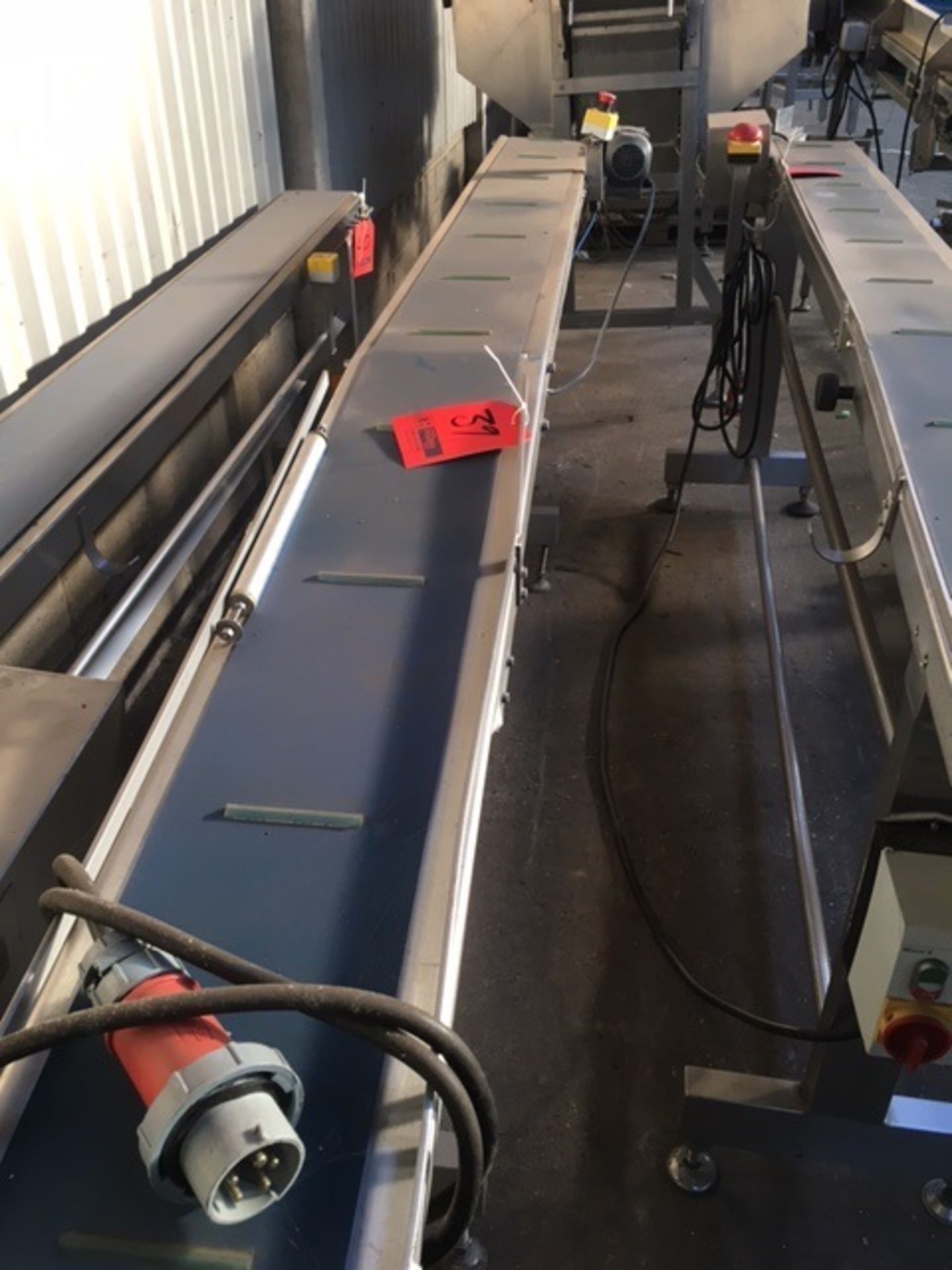 CONVEYOR WITH FLIGHTS AT 5MM HEIGHT , LENGTH 3.3 M X 20 CM BELT WIDTH HEIGHT 112 CM ADJUSTABLE