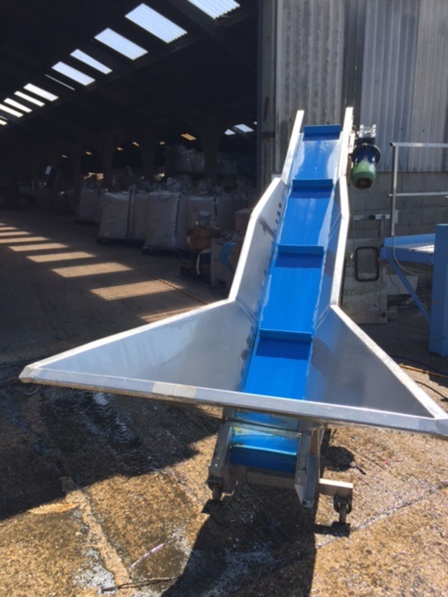 INFEED ELEVATOR WITH HOPPER 2.8MX30 CM