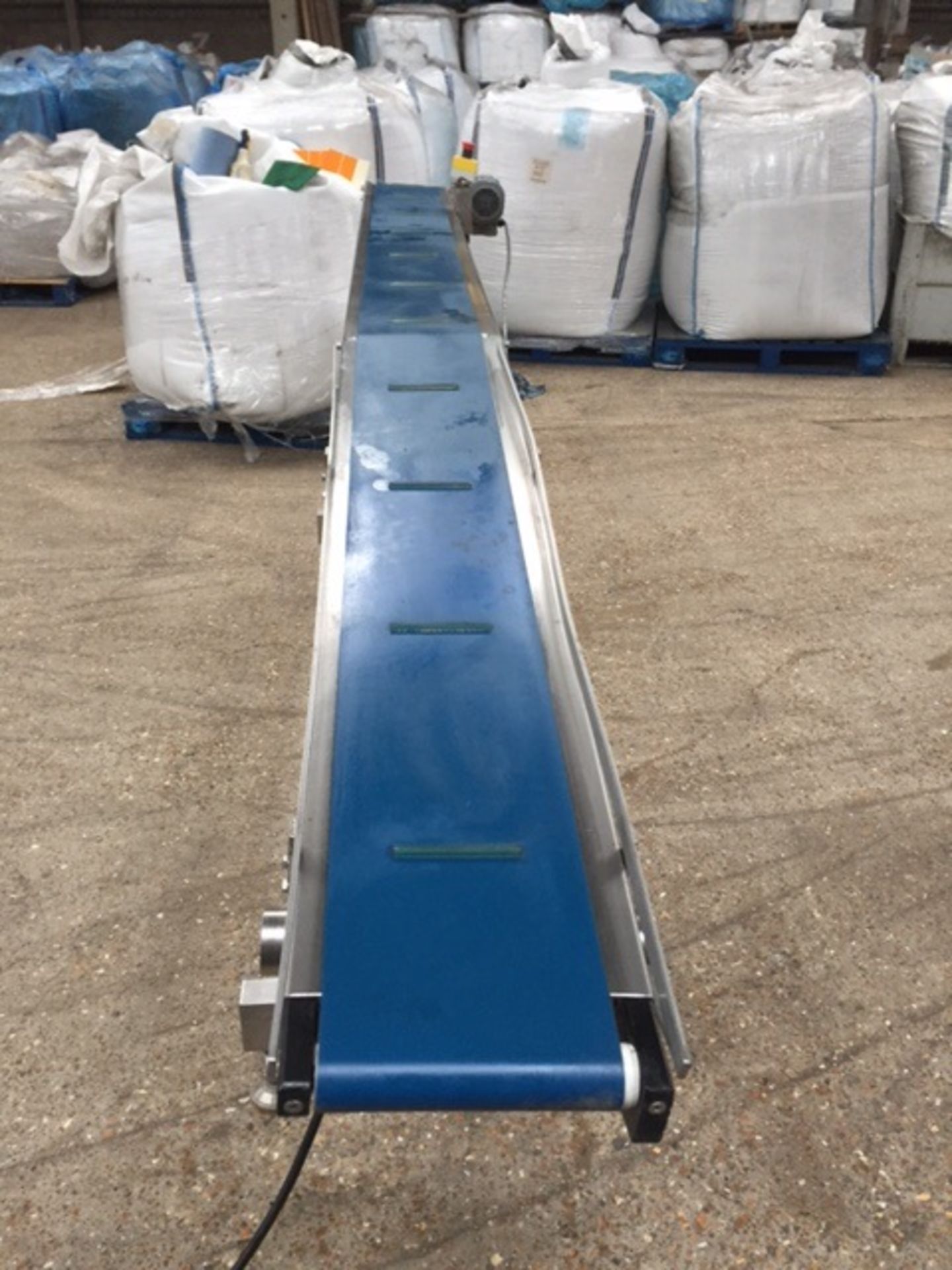CONVEYOR WITH FLIGHTS AT 5MM HEIGHT , LENGTH 3.3 M X 20 CM BELT WIDTH HEIGHT 112 CM ADJUSTABLE - Image 2 of 4