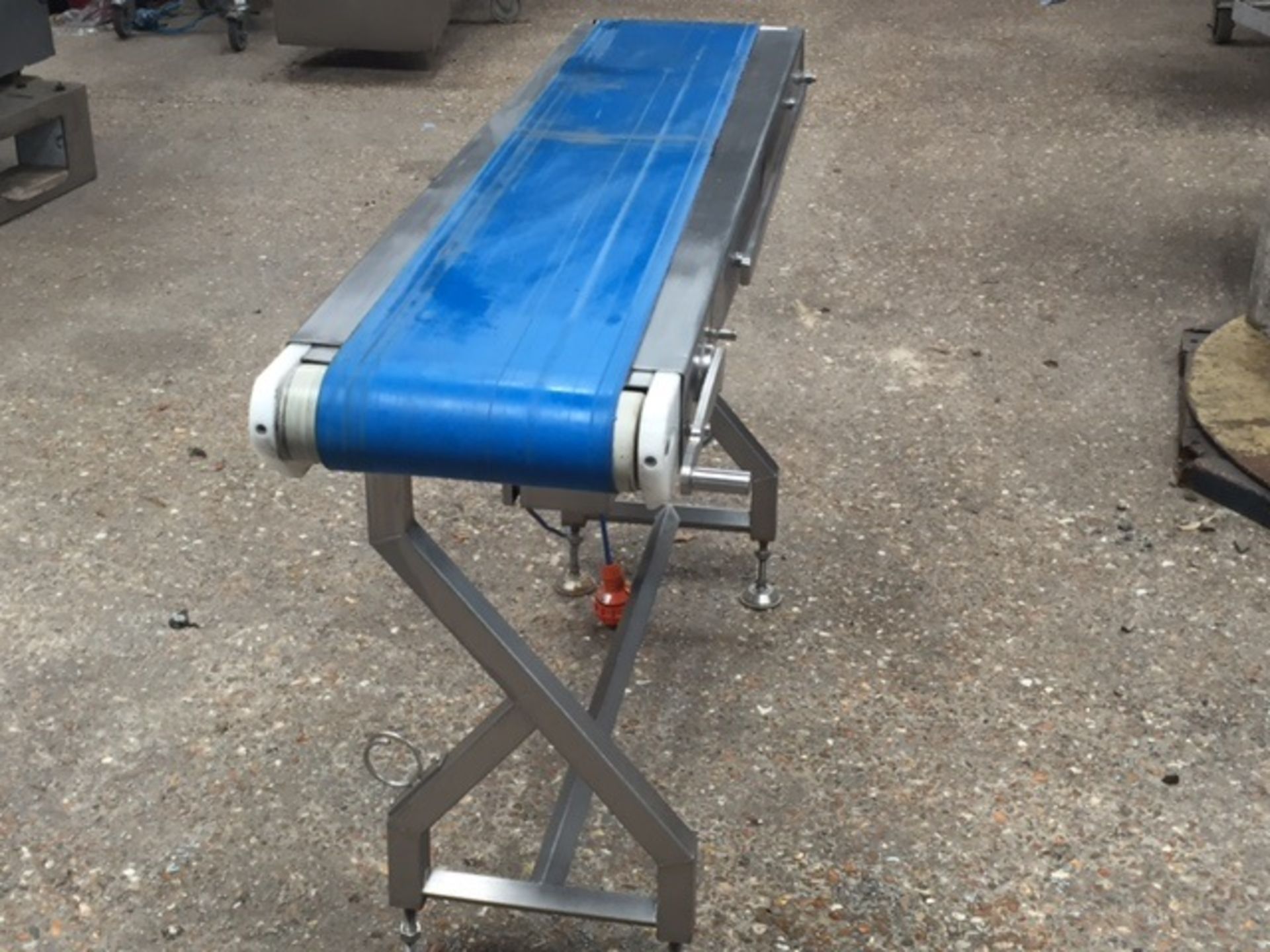 MILLITEC TRANSFER CONVEYOR SINGLE PHASE 1.55.M X 39 CM BELT WIDTH 25 CM - Image 3 of 5