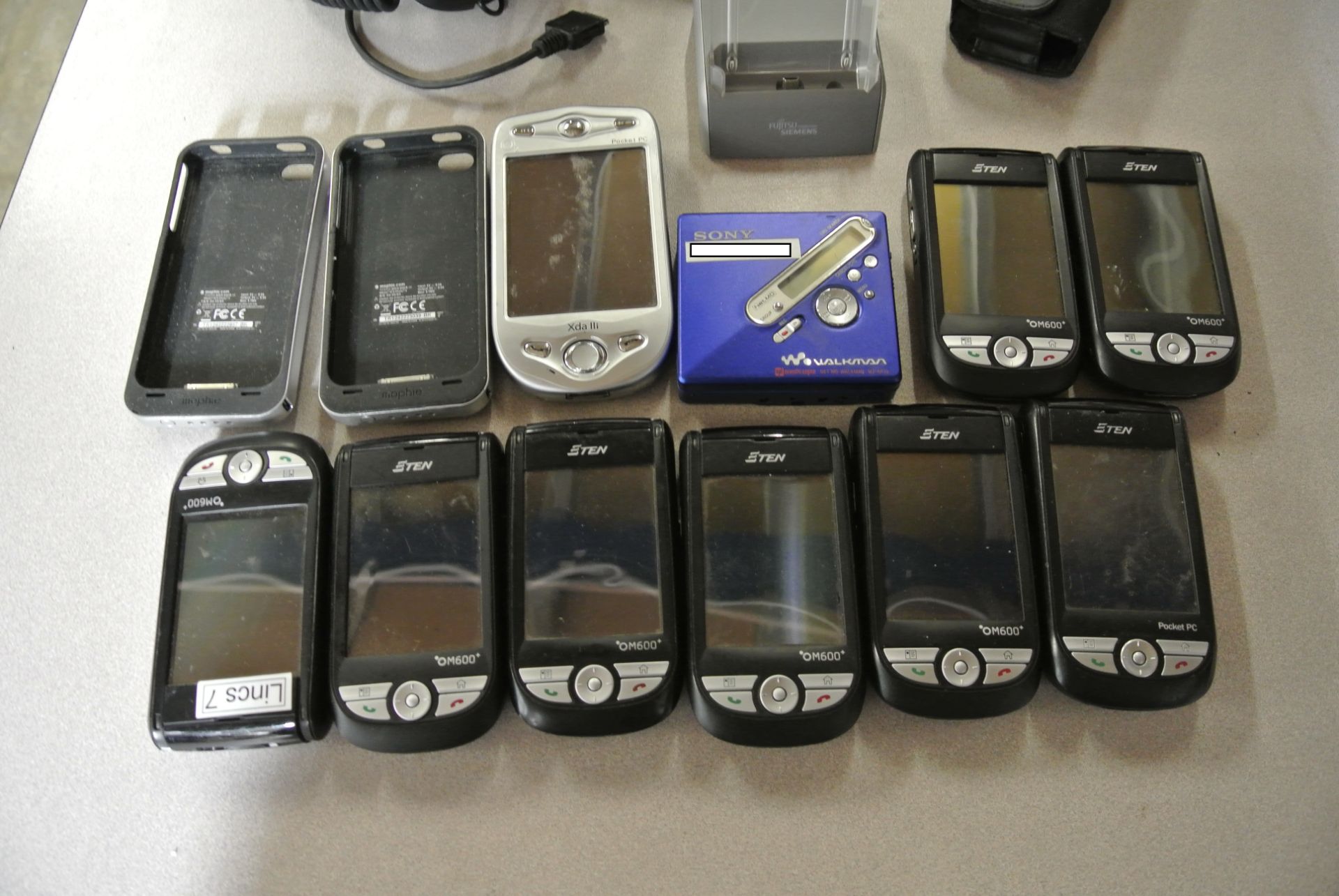 Large lot of multiple mobile phones and accessories, including - 1 x ETEN Pocket PC + 5 x ETEN OM600 - Image 3 of 7