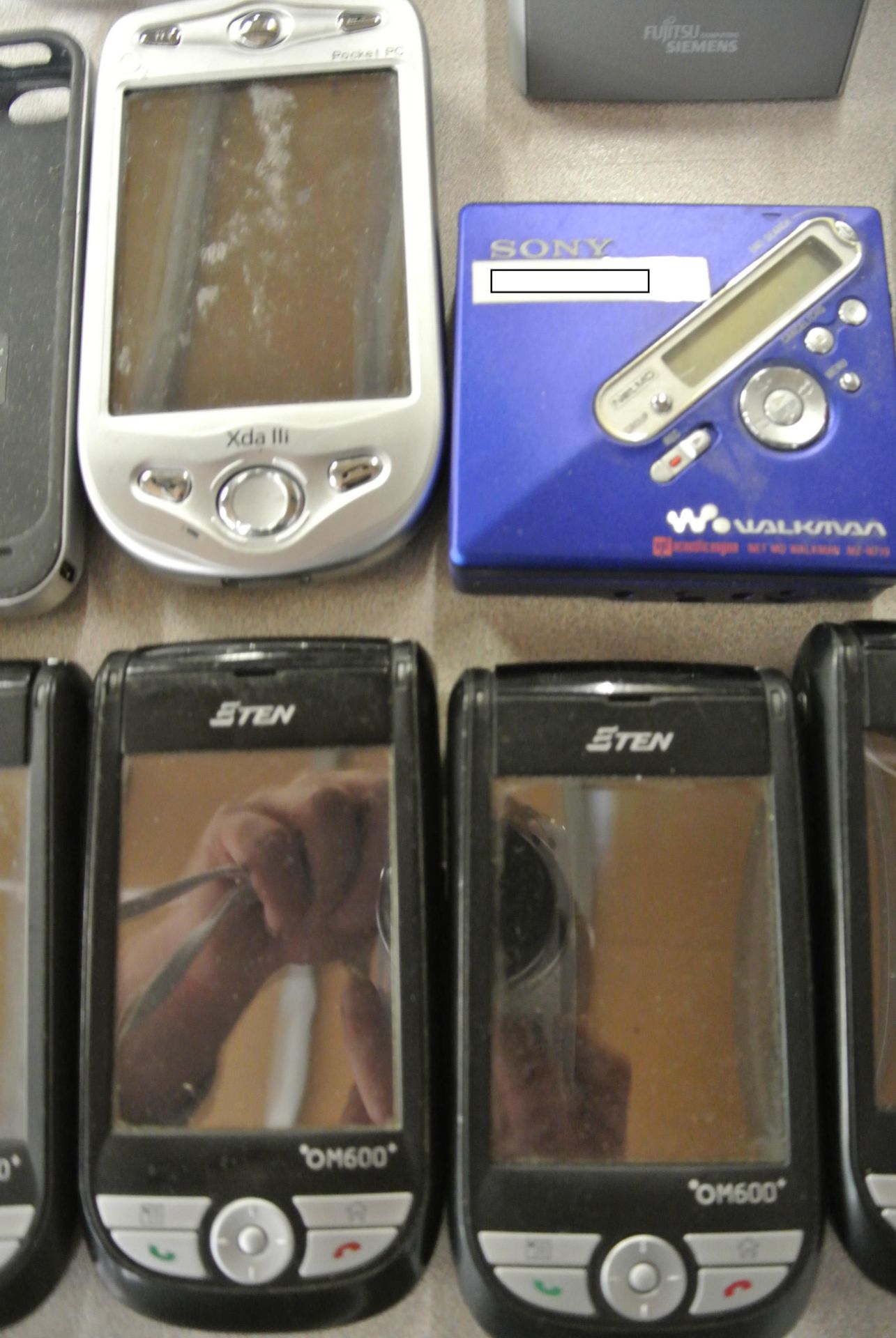 Large lot of multiple mobile phones and accessories, including - 1 x ETEN Pocket PC + 5 x ETEN OM600 - Image 6 of 7