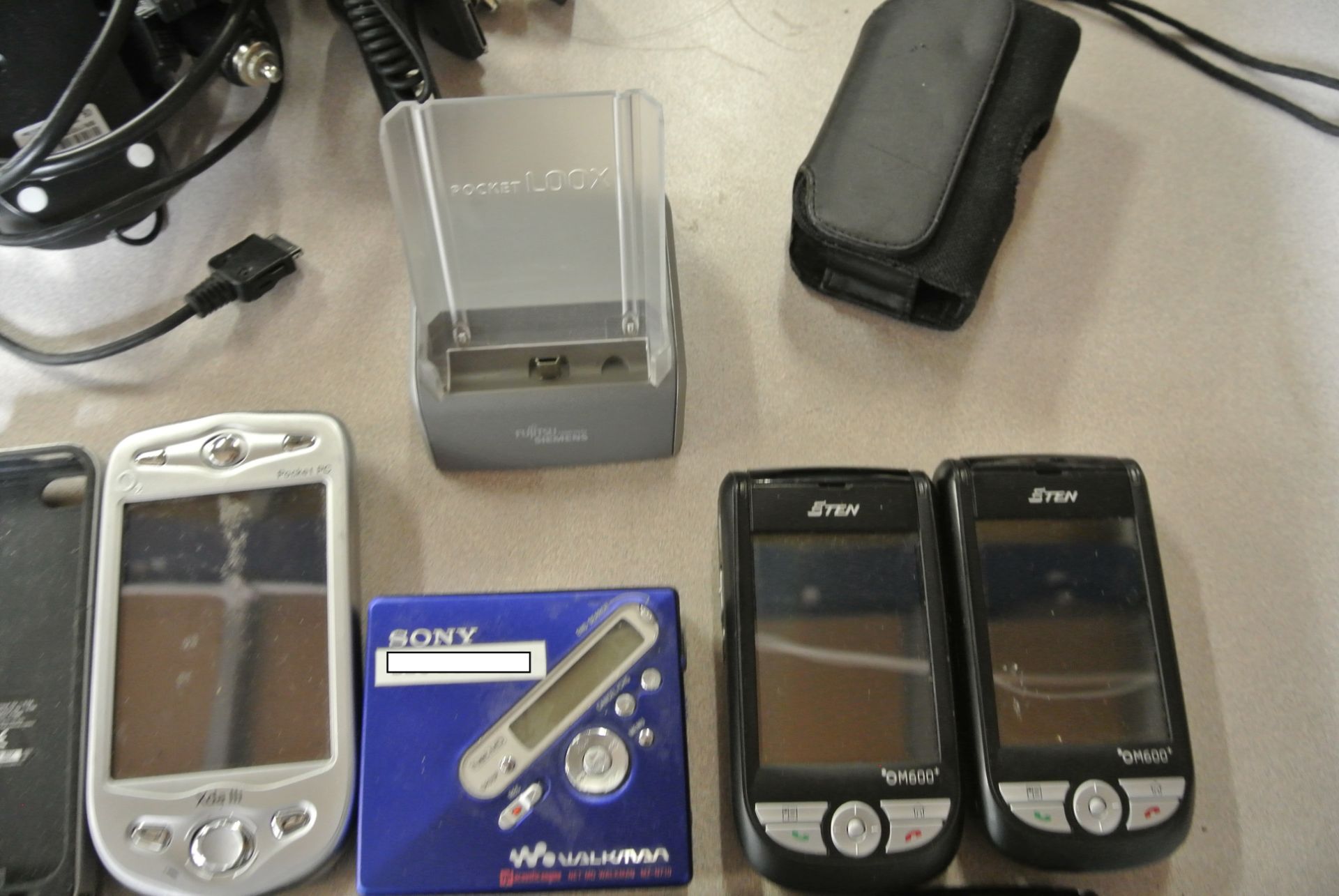 Large lot of multiple mobile phones and accessories, including - 1 x ETEN Pocket PC + 5 x ETEN OM600 - Image 4 of 7