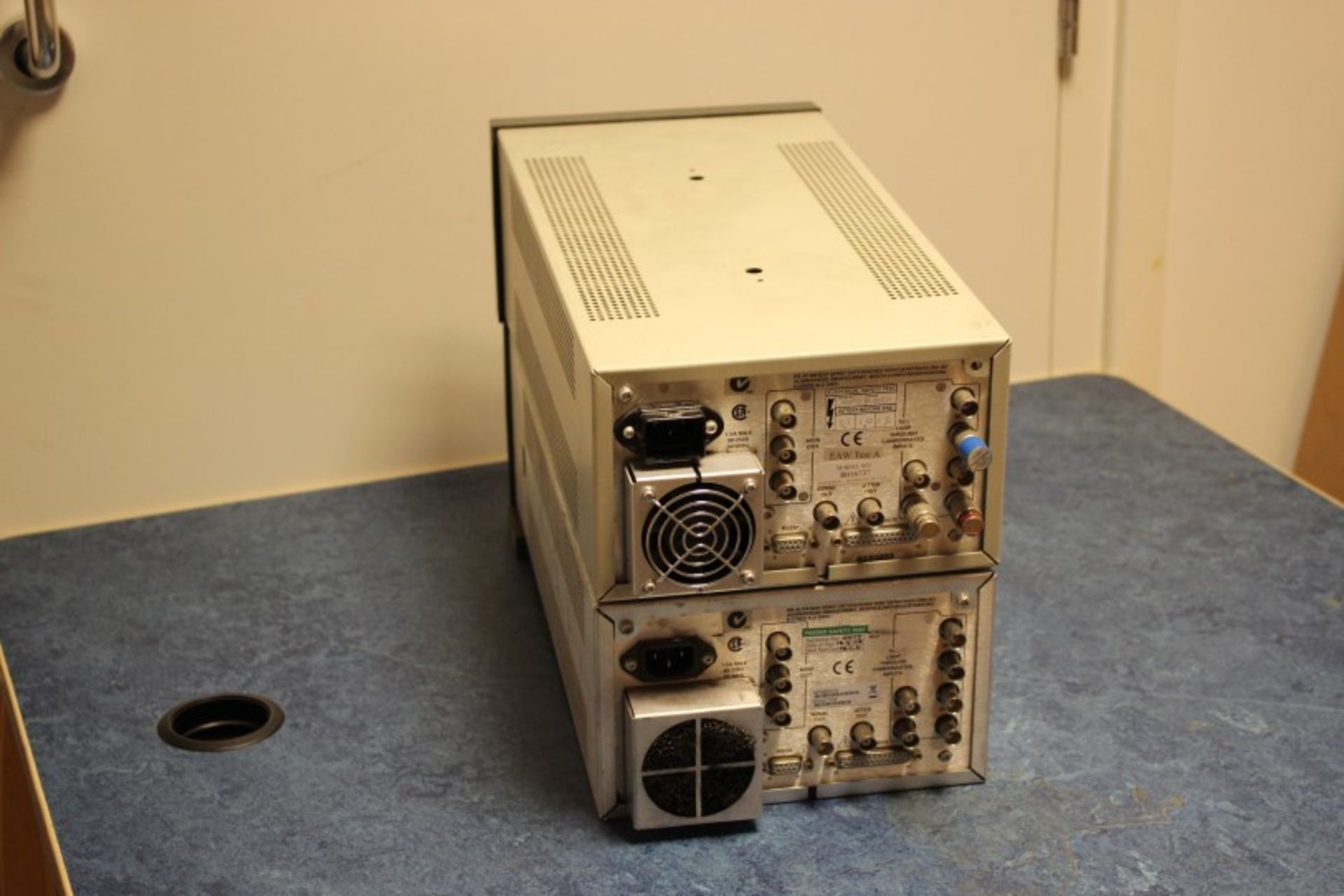 2 x Tektronix WFM-601A SDI Measurement Waveform/Vectorscope Serial Component Monitor - Image 2 of 2