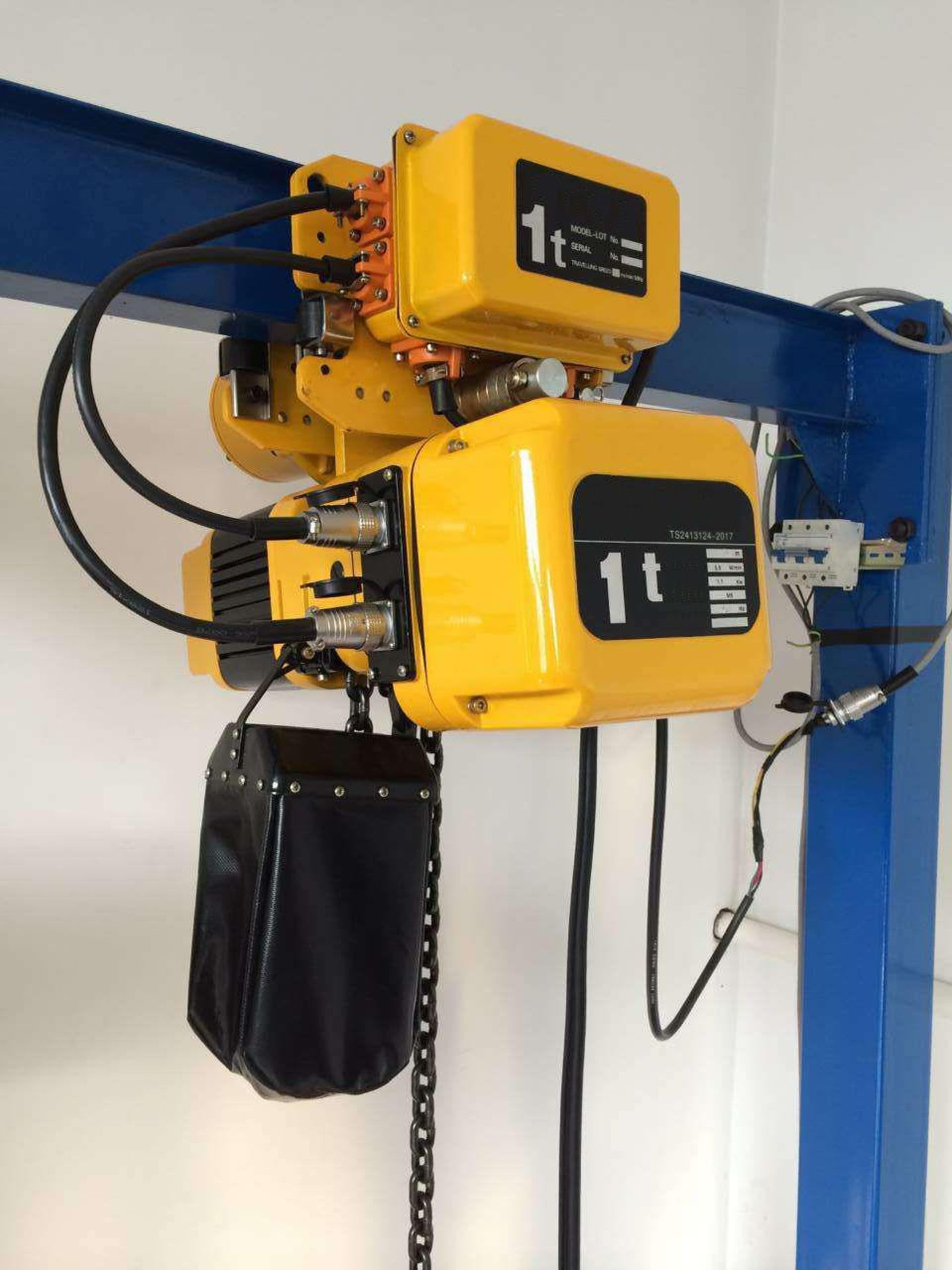 Lacroix Mint Electric Chain Hoist 2,000lbs / 1 ton Capacity with POWER TROLLEY 220V 3 phase with - Image 2 of 2