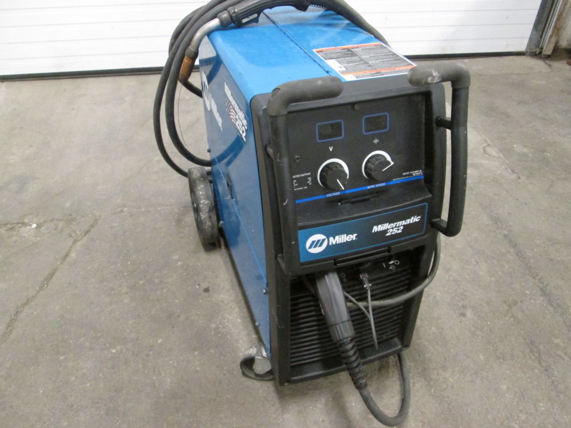 Miller Millermatic 252 Mig Welder built in wire feeder & mig gun