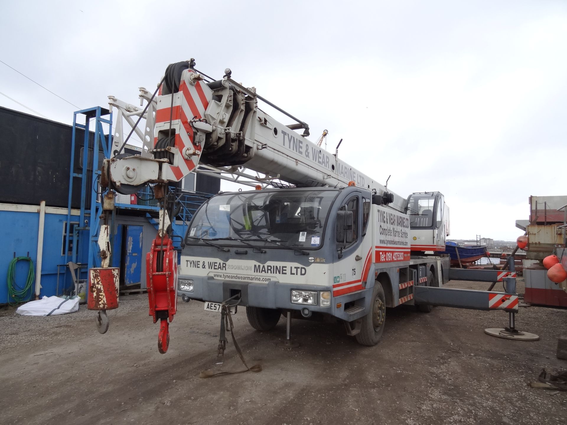 Zoomlion QY30 truck mounted 32 ton crane, new ropes fitted July 2016, 2 Blocks, registration No - Image 3 of 10