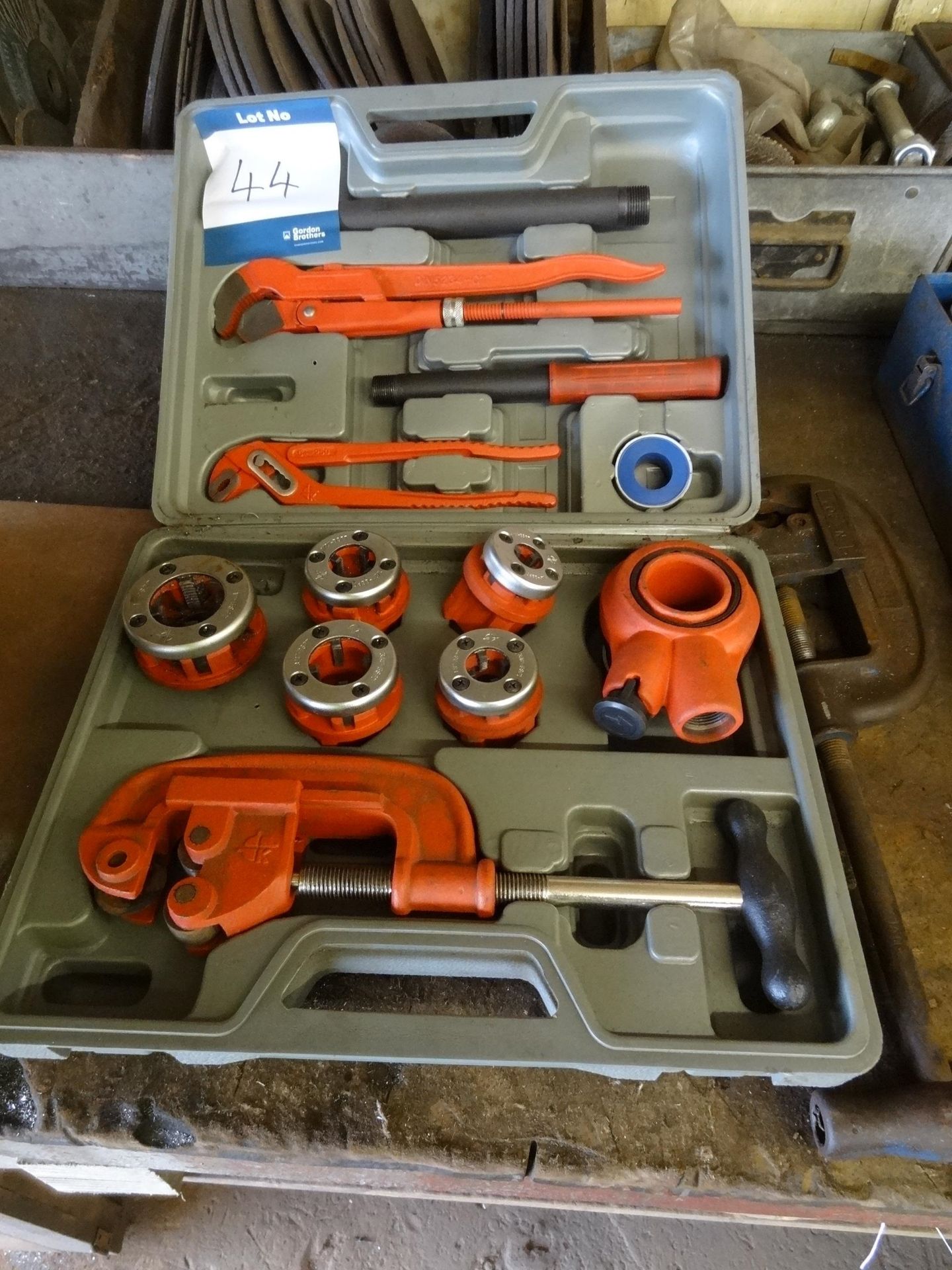 Pipe threading set in ABS case, ½BSPT-1¼BSQT, with pipe cutter (Lift out charge £5 plus VAT)