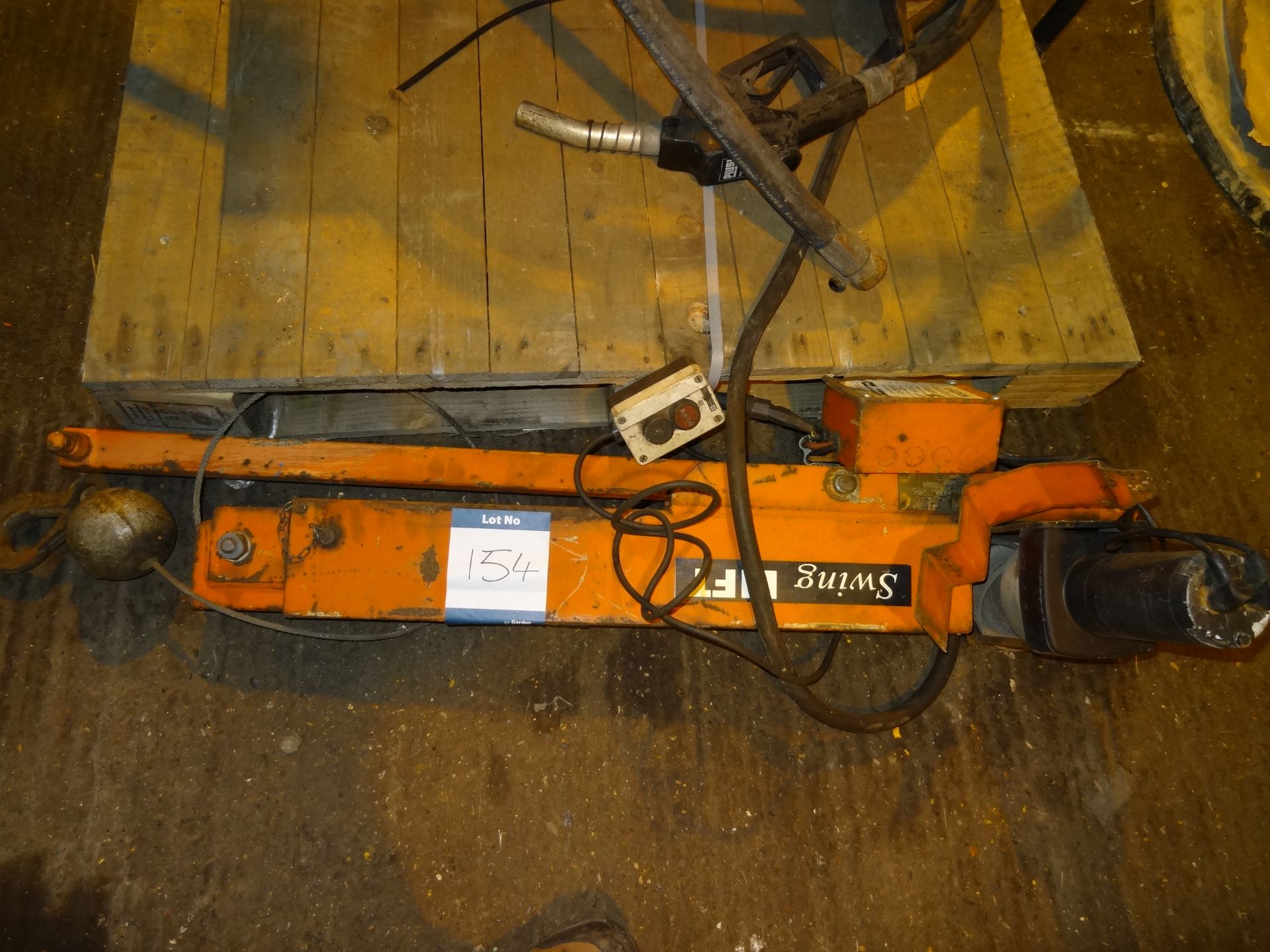 Swing lift with electric winch, 1 ton (Lift out charge œ10 plus VAT)