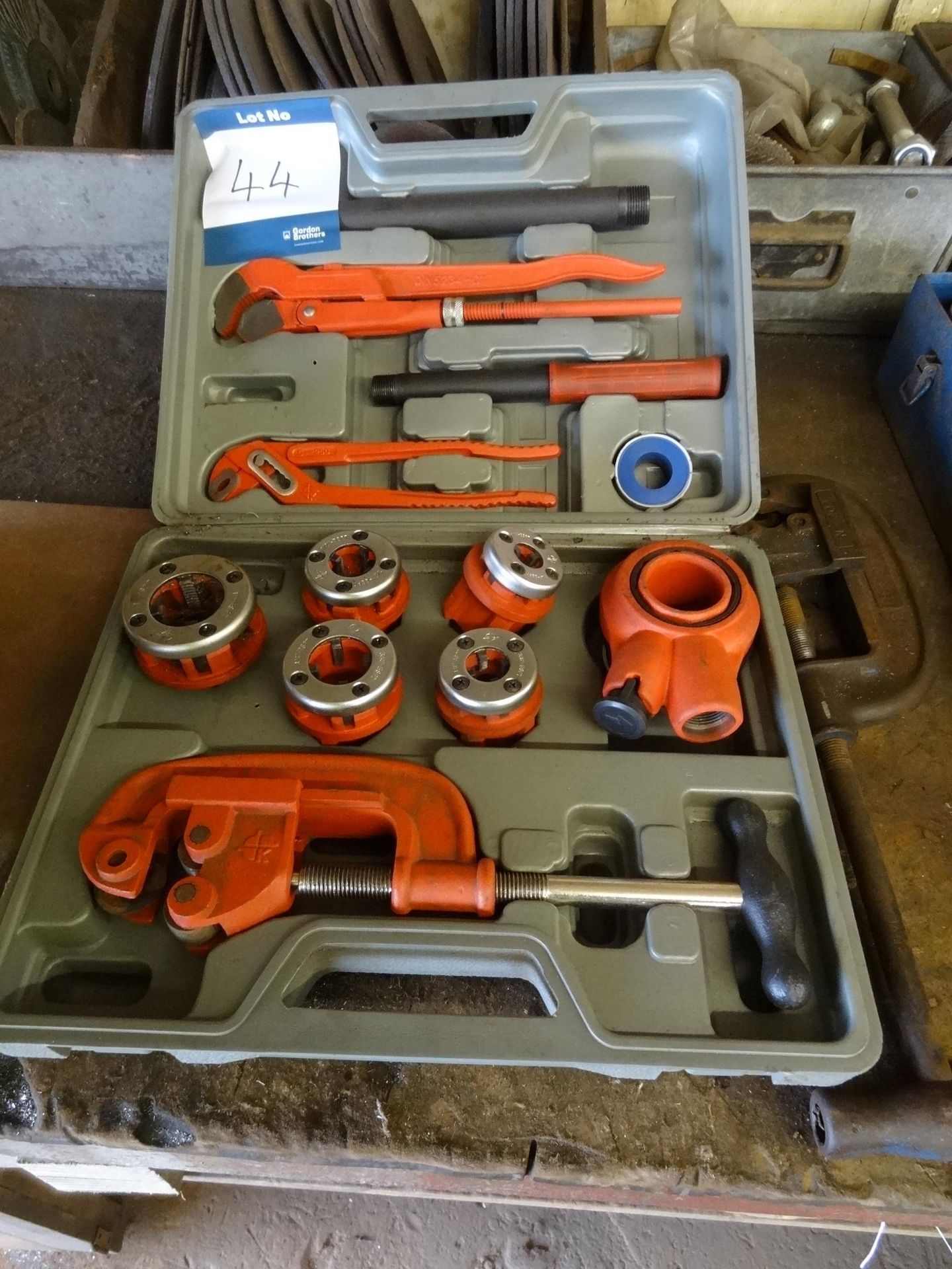 Pipe threading set in ABS case, «BSPT-1¬BSQT, with pipe cutter (Lift out charge œ5 plus VAT)