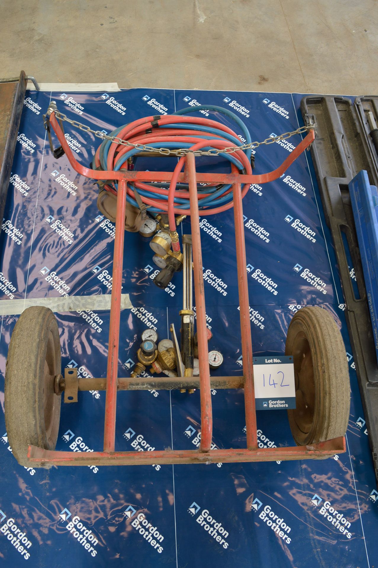 Mobile bottle trolley with regulators, as lotted