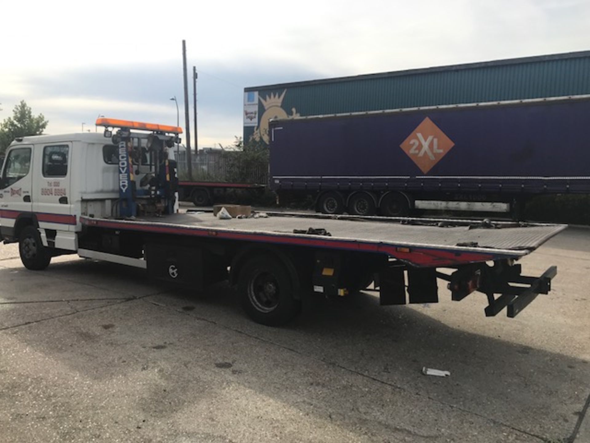 2008 Mitsubishi Fuso 7.5T crew cab tilt and Roger Dyson Group flat bed body with winch and built - Image 3 of 14