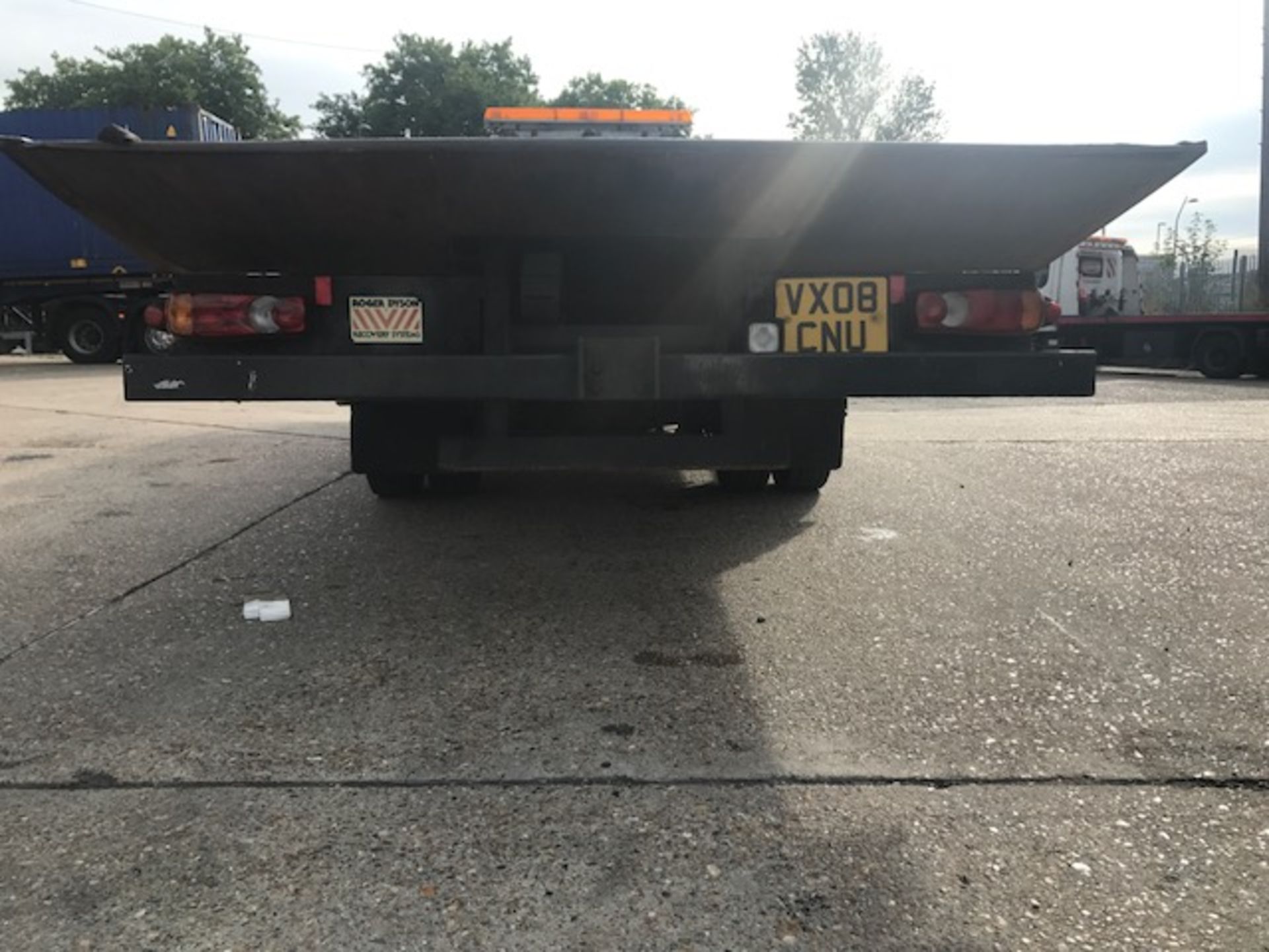 2008 Mitsubishi Fuso 7.5T crew cab tilt and Roger Dyson Group flat bed body with winch and built - Image 6 of 14