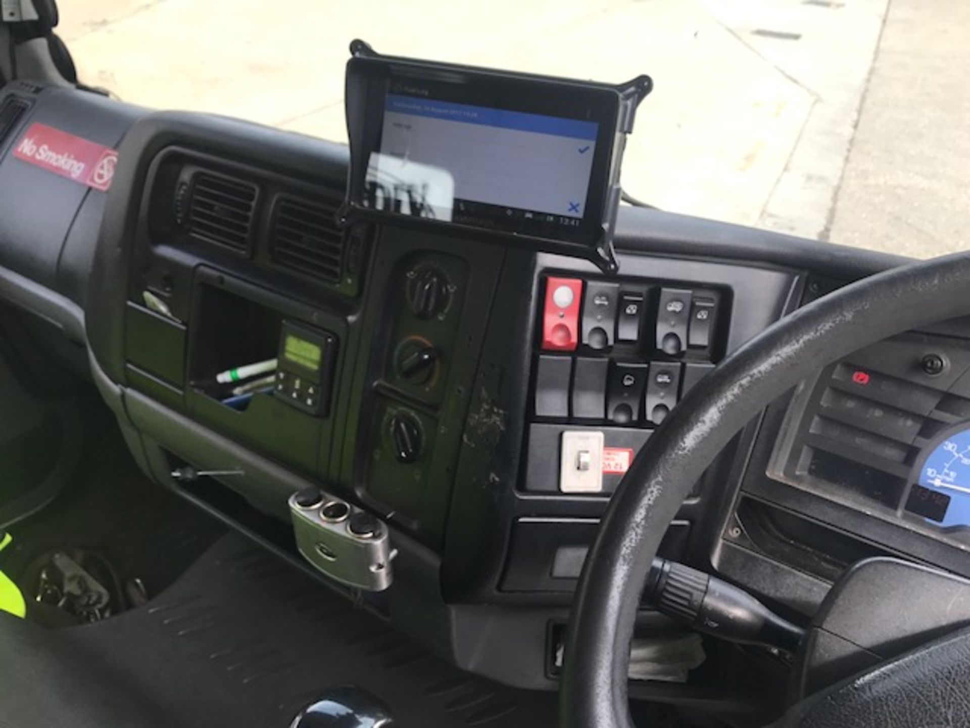 2002 Renault Midlum 10T crew cab breakdown recovery vehicle complete with built in Garmin satnav - Image 10 of 17