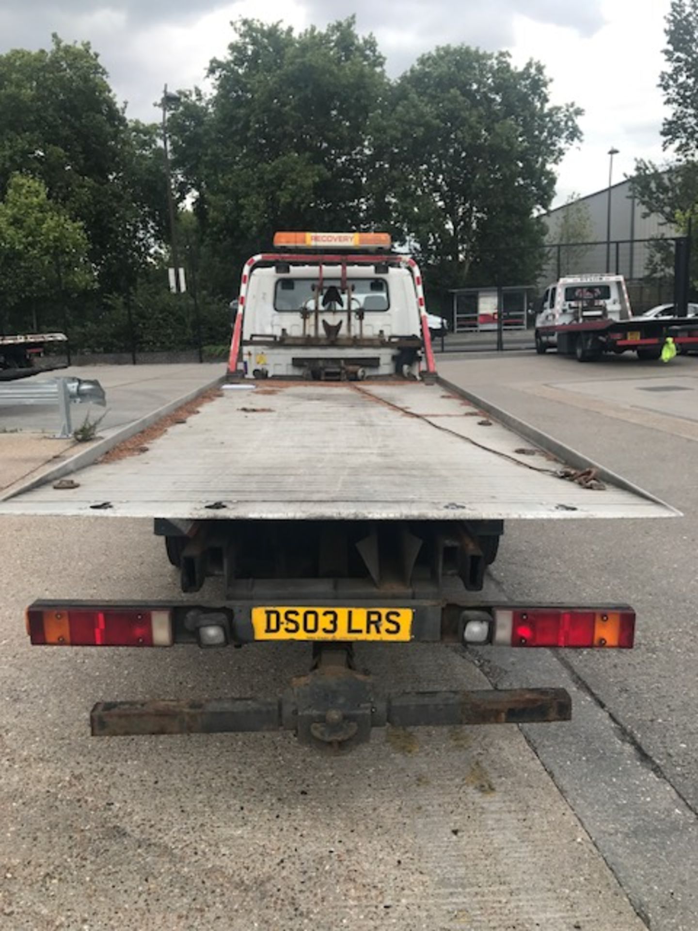 Isuzu NQR 7.5t crew cab breakdown recovery vehicle complete with flat bed body unbadged, winch and - Image 4 of 16