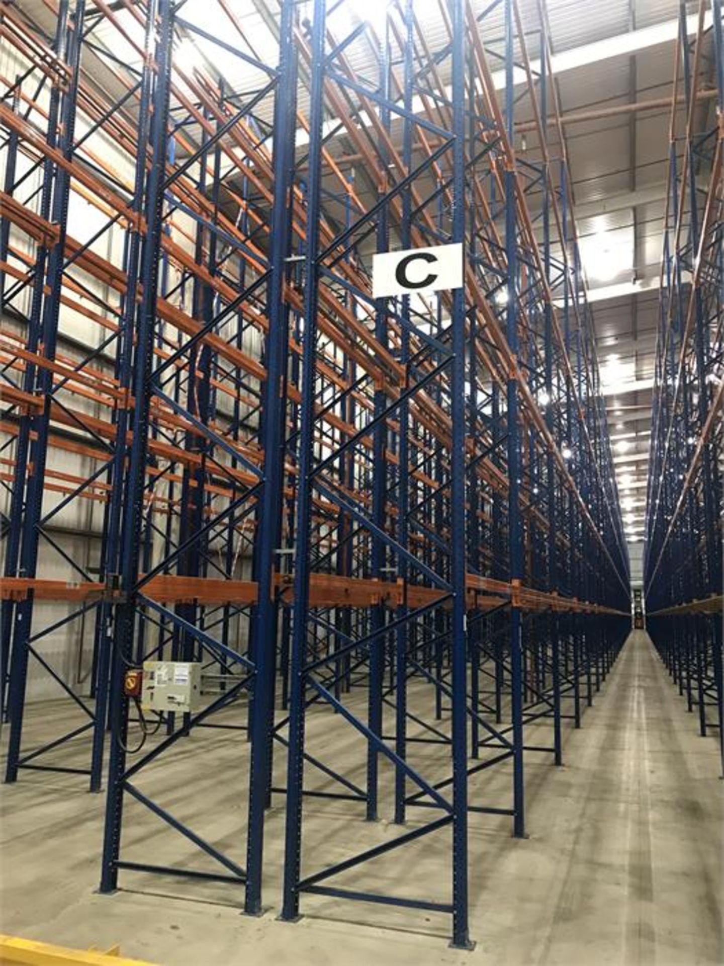 High bay racking system comprising 8500 pallet spaces over 14 runs:- 1 x 54 (11000mm x 1100m) end - Image 5 of 13