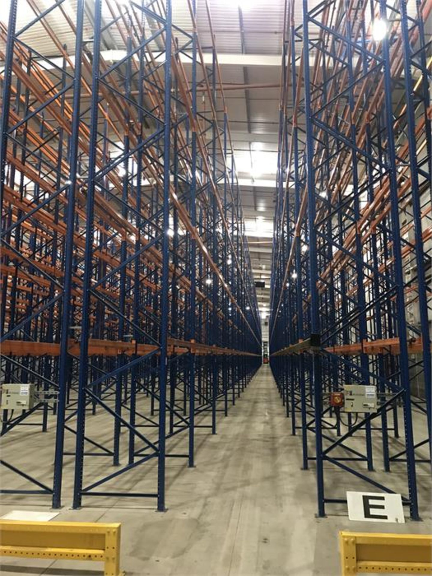 High bay racking system comprising 8500 pallet spaces over 14 runs:- 1 x 54 (11000mm x 1100m) end - Image 3 of 13