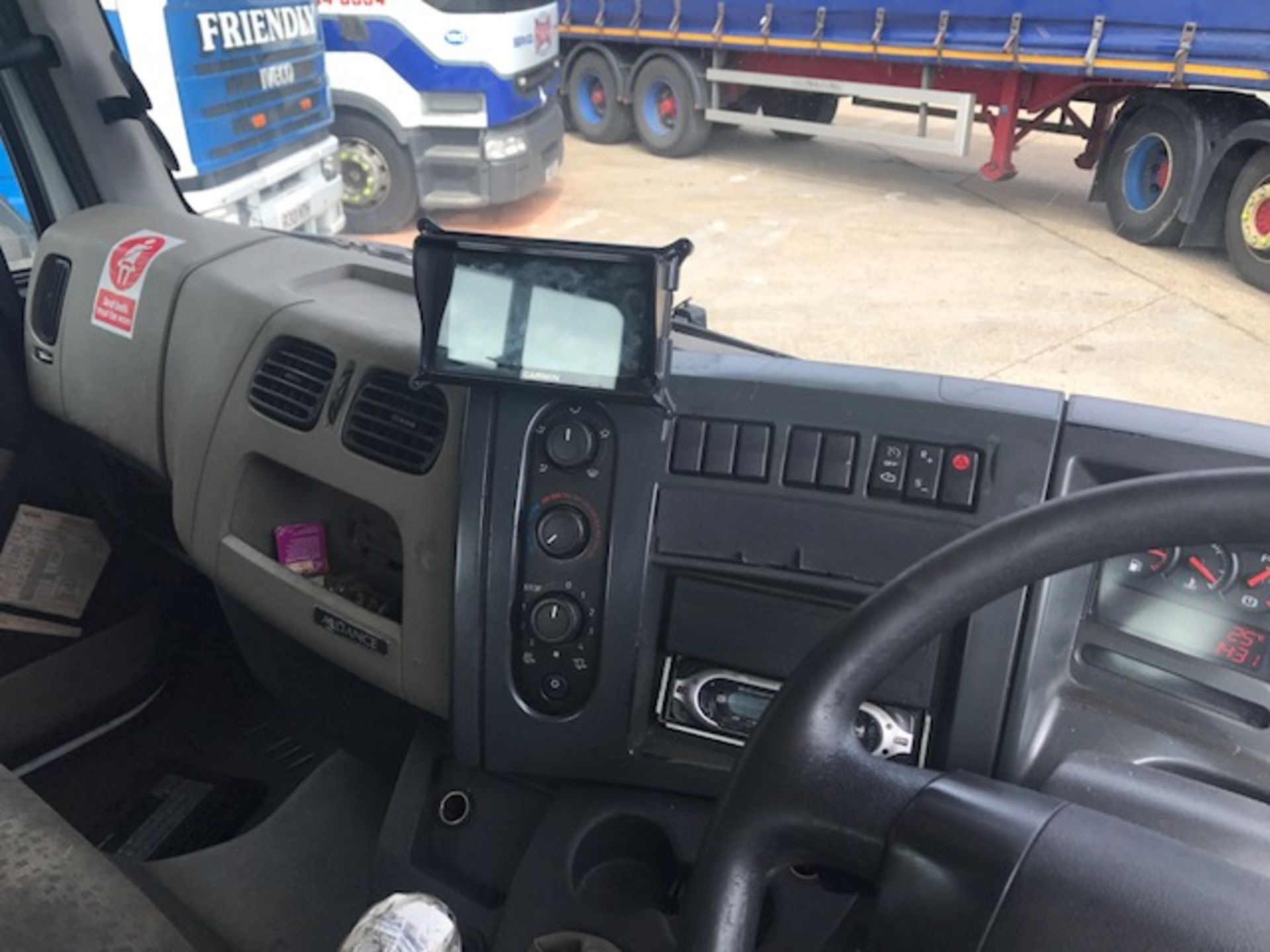 2007 Renault Midlum 10T day cab breakdown recovery vehicle complete with built in Garmin satnav with - Image 12 of 15