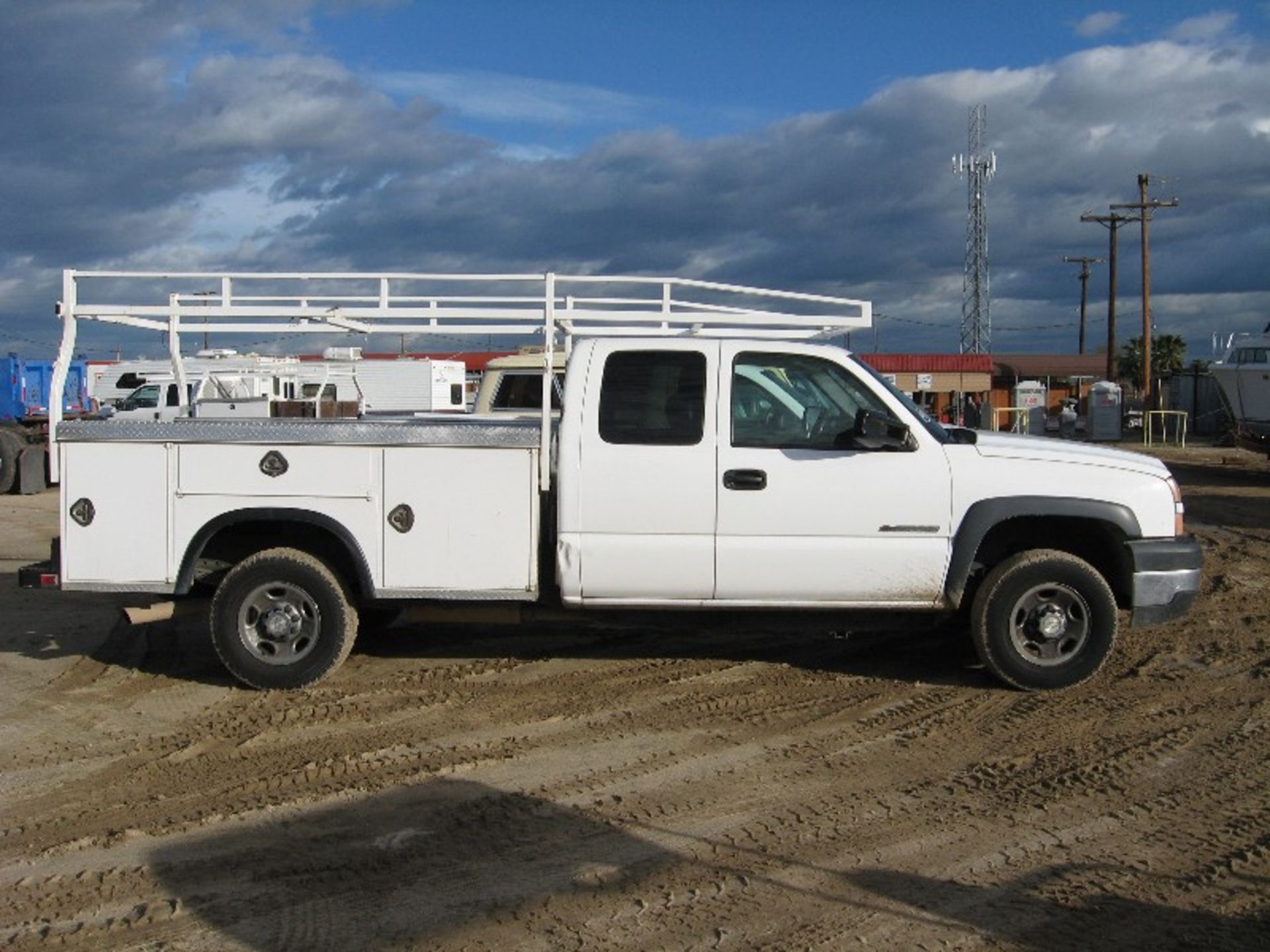 Truck - Image 2 of 4