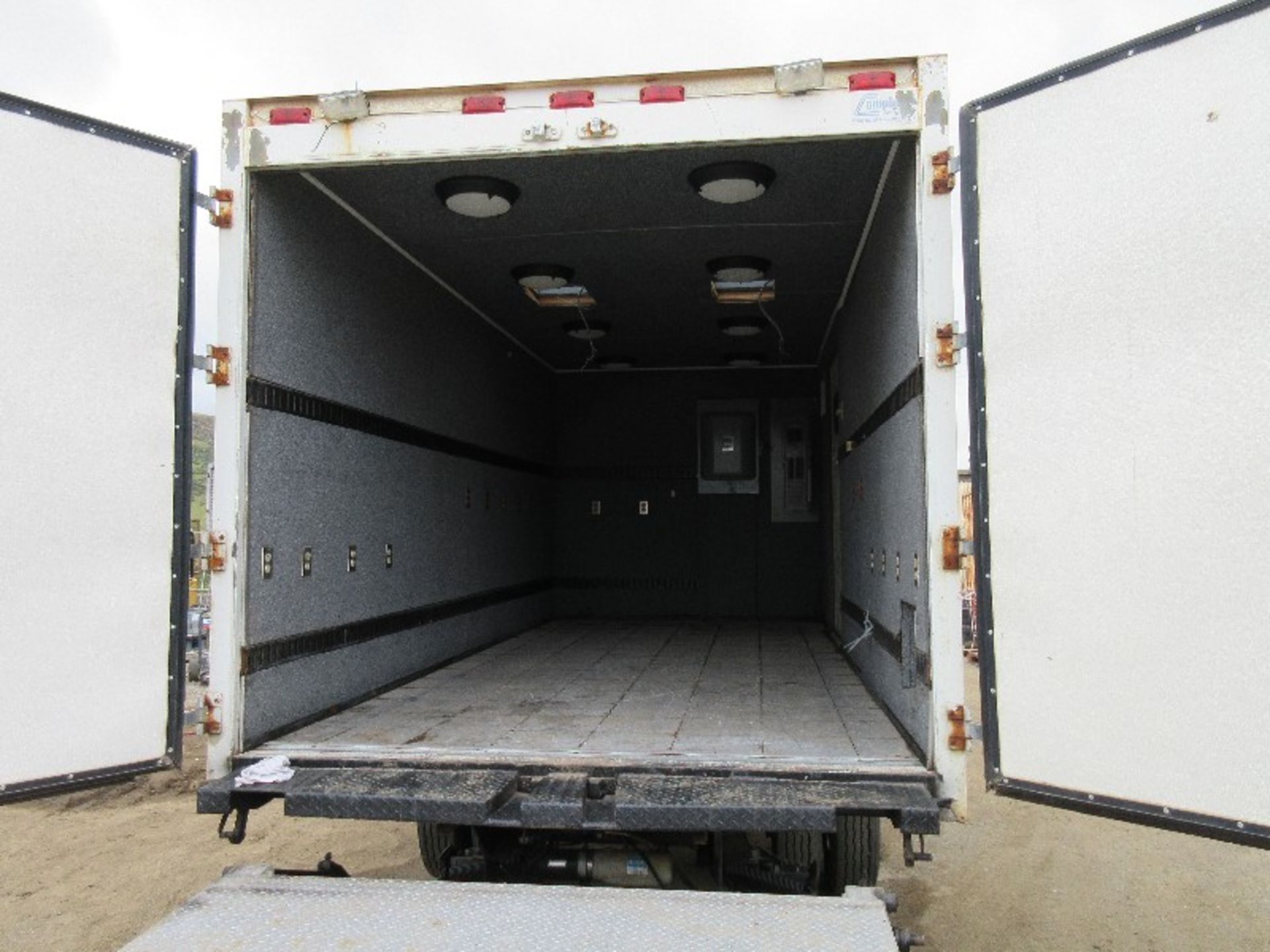 Truck - Image 3 of 4