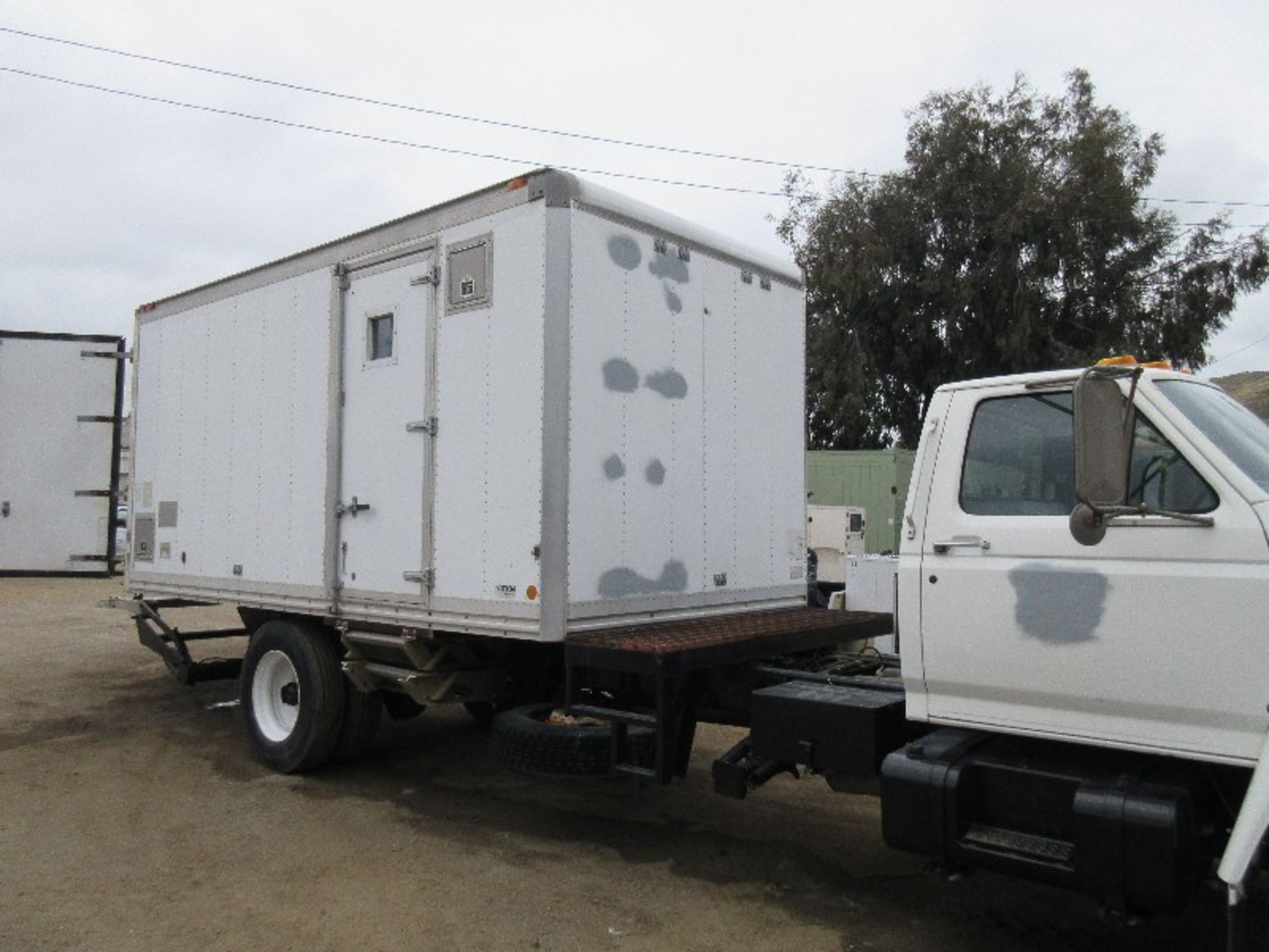 Truck - Image 2 of 4