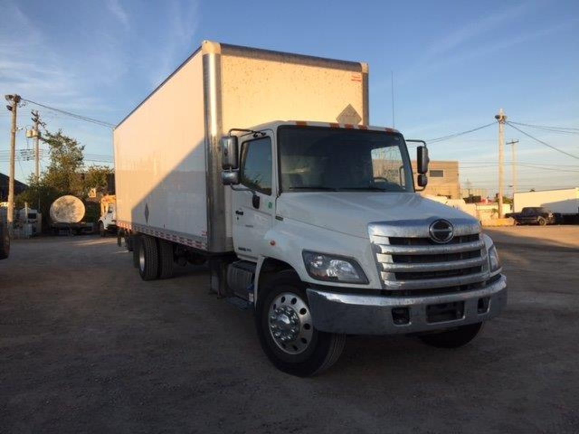 HINO-358, 2017, 28', c/w MAXON electric tailgate, requires Quebec inspection - Image 2 of 9