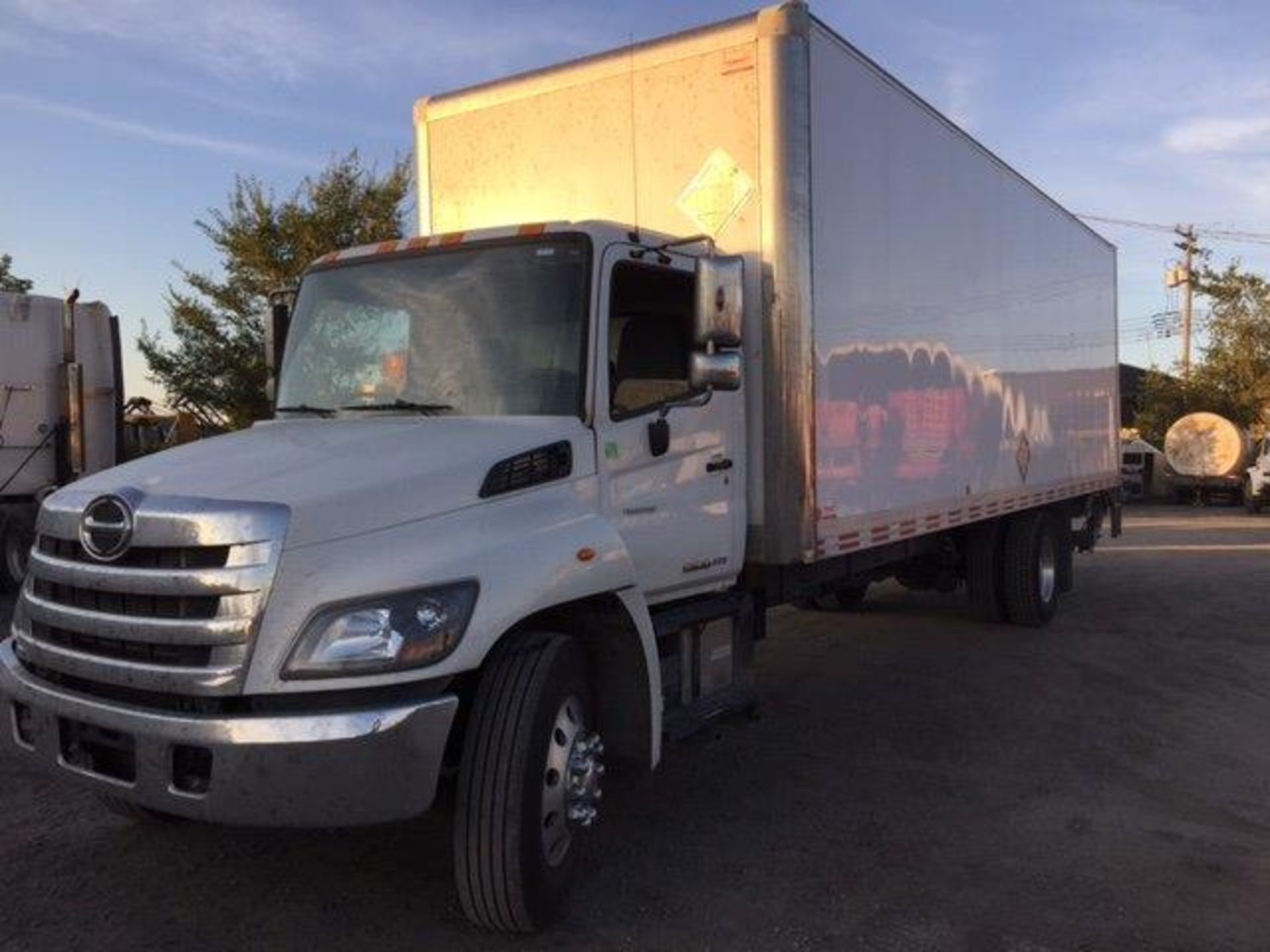 HINO-358, 2017, 28', c/w MAXON electric tailgate, requires Quebec inspection