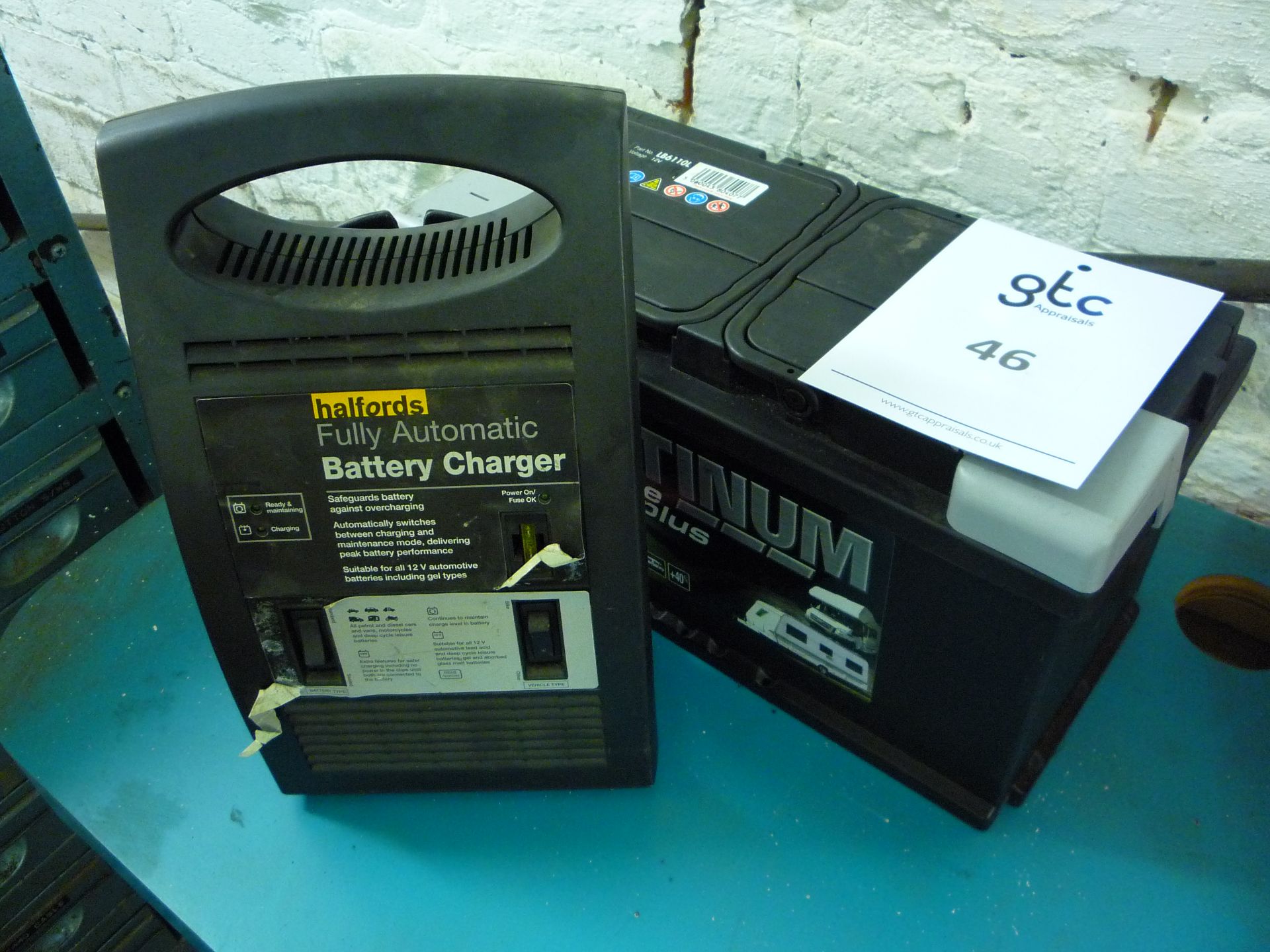 Halfords Fully Automatic Batter Charger & Platinum Leisure Plus Battery.