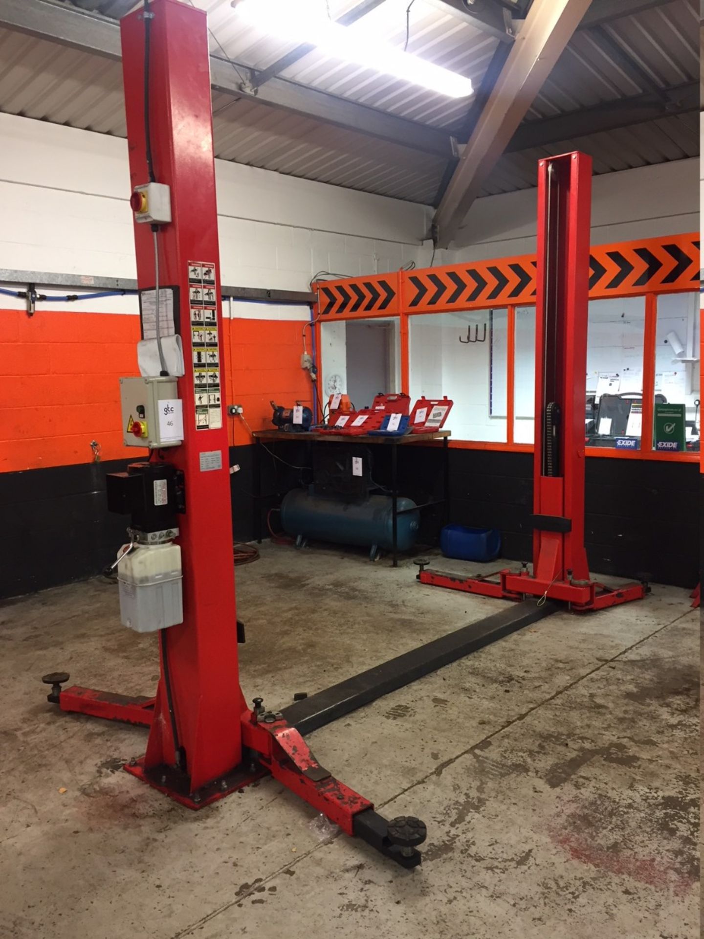 V-Tech L-2040 Electro Hydraulic 2 Post Vehicle Lift. Serial No.1406VH008106L2040001 (2014) 4000kg