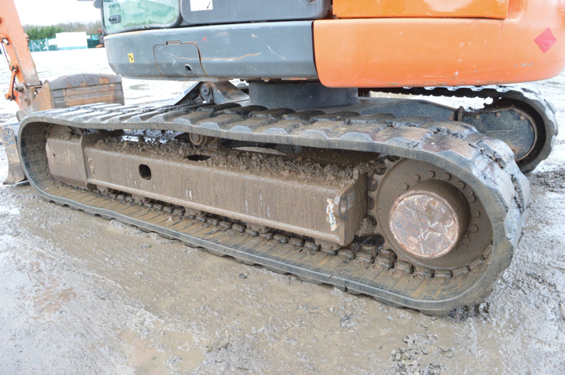 Hitachi ZX85 USB LC-3 8.5 tonne rubber tracked midi excavator Year: 2011 S/N: 81980 Recorded - Image 8 of 10