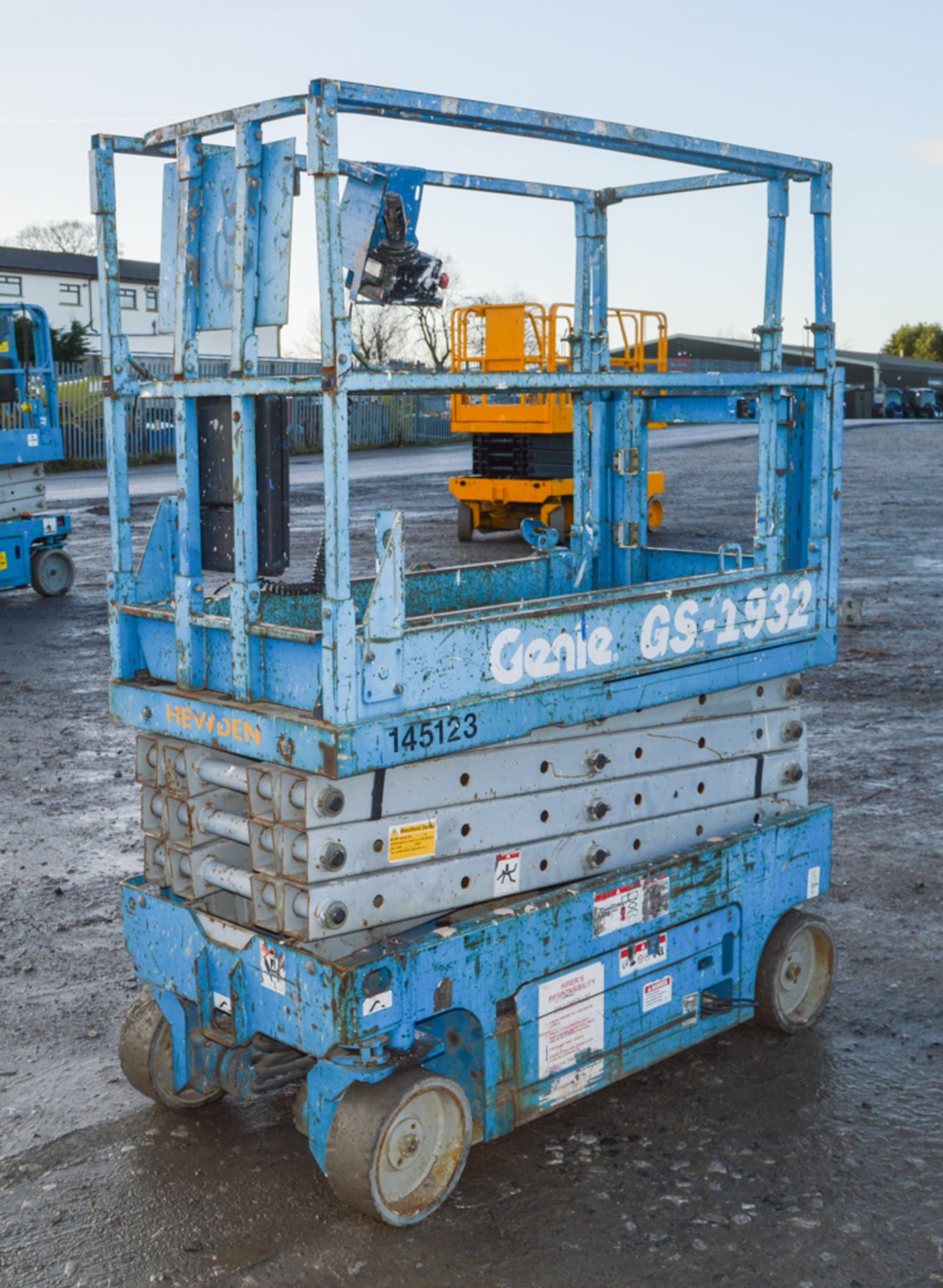 Genie GS1932 19 ft battery electric scissor lift Year: 2006 S/N: Recorded Hours: 343 145123 - Image 2 of 6