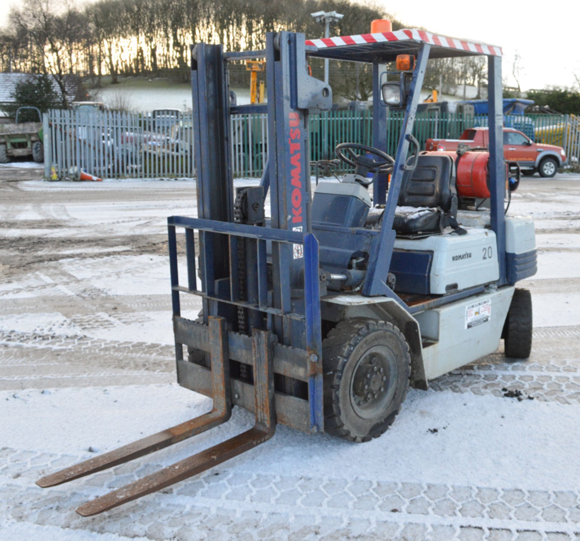 Komatsu FG20T 2 tonne gas fork lift truck Year: 1995 S/N: 11236 Recorded Hours: 6158 N210557 - Image 4 of 8