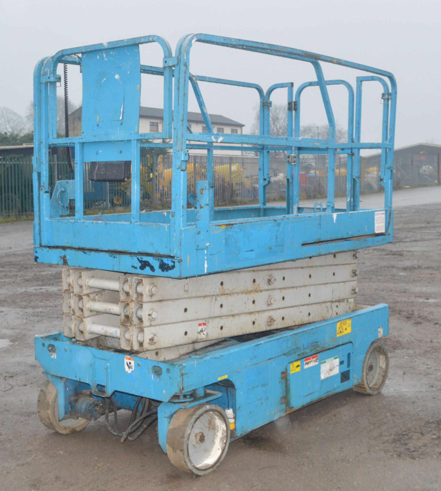 Genie GS2646E 26 ft battery electric scissor lift Year: 2006 S/N: Recorded Hours: 380 149967 - Image 3 of 4