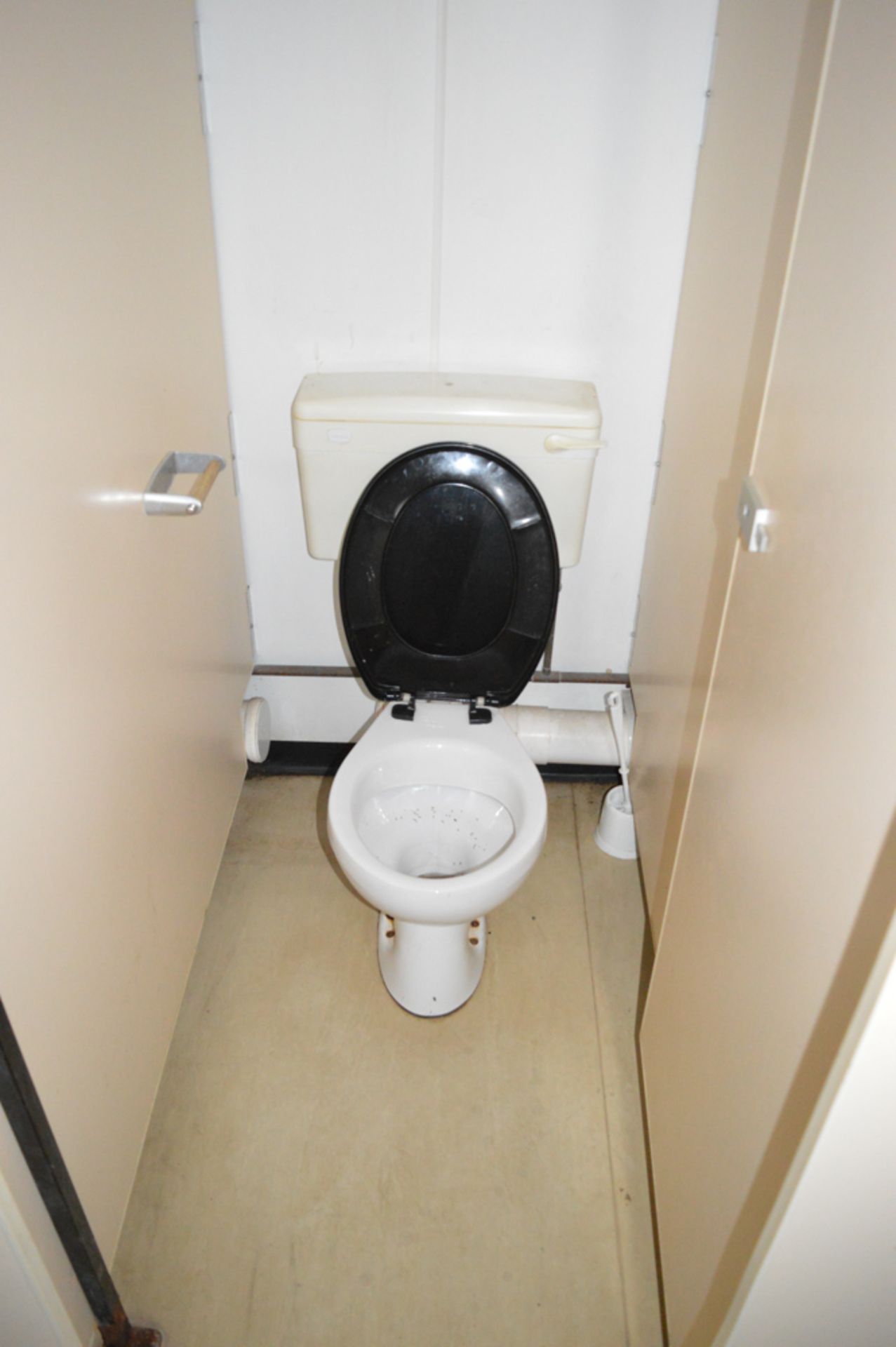 24 ft x 10 ft 3+1 steel jack leg toilet unit c/w keys BBA1066 - Image 9 of 12