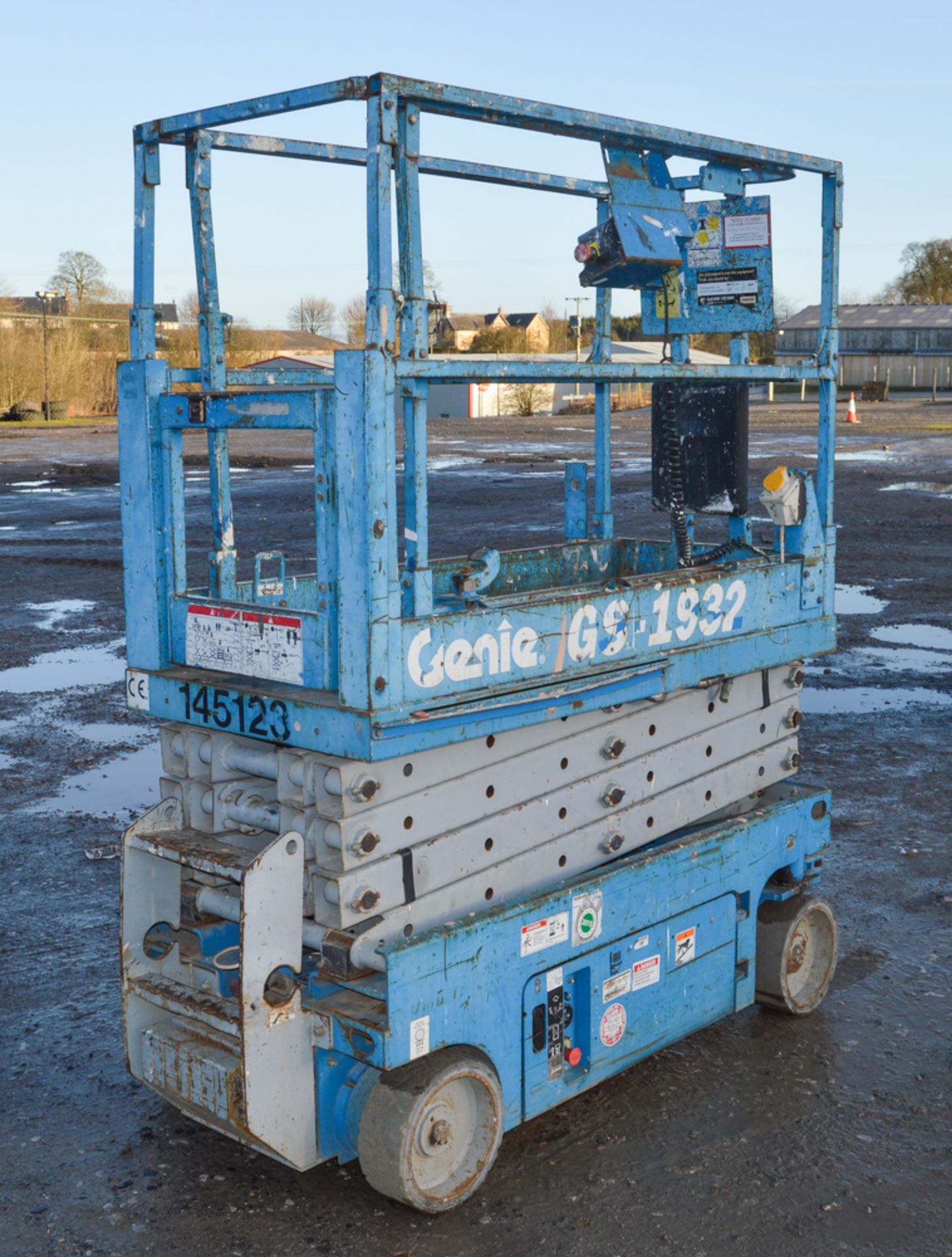 Genie GS1932 19 ft battery electric scissor lift Year: 2006 S/N: Recorded Hours: 343 145123 - Image 4 of 6