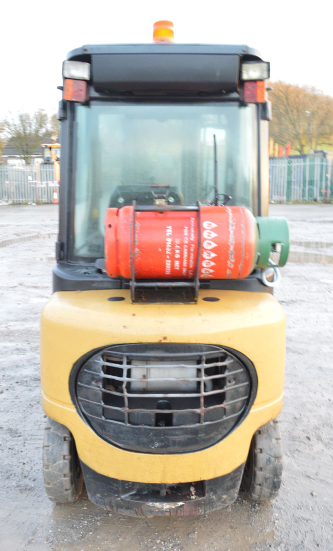 Caterpillar GP25K 2.5 tonne gas powered fork lift truck Year: 2004 S/N: ET17B-66657 Recorded Hours: - Image 6 of 7