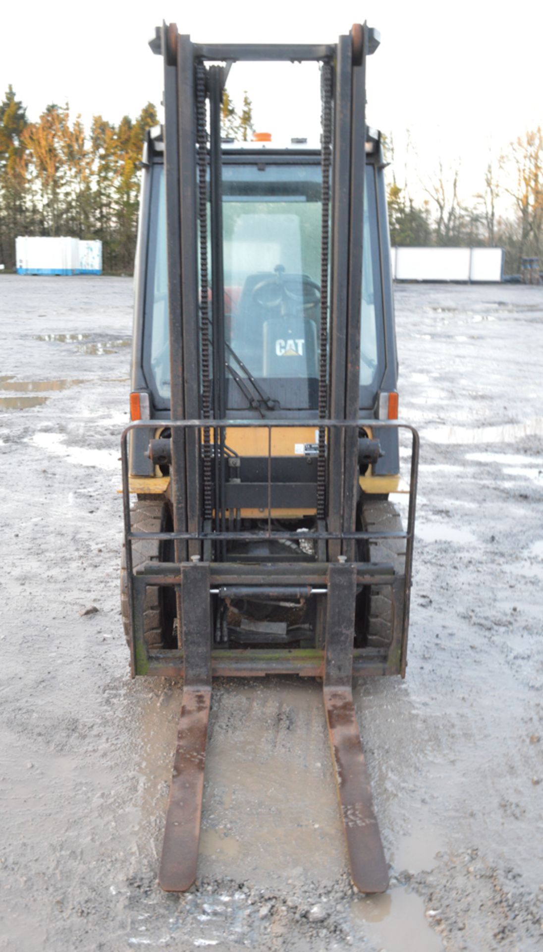 Caterpillar GP25K 2.5 tonne gas powered fork lift truck Year: 2004 S/N: ET17B-66657 Recorded Hours: - Image 5 of 7