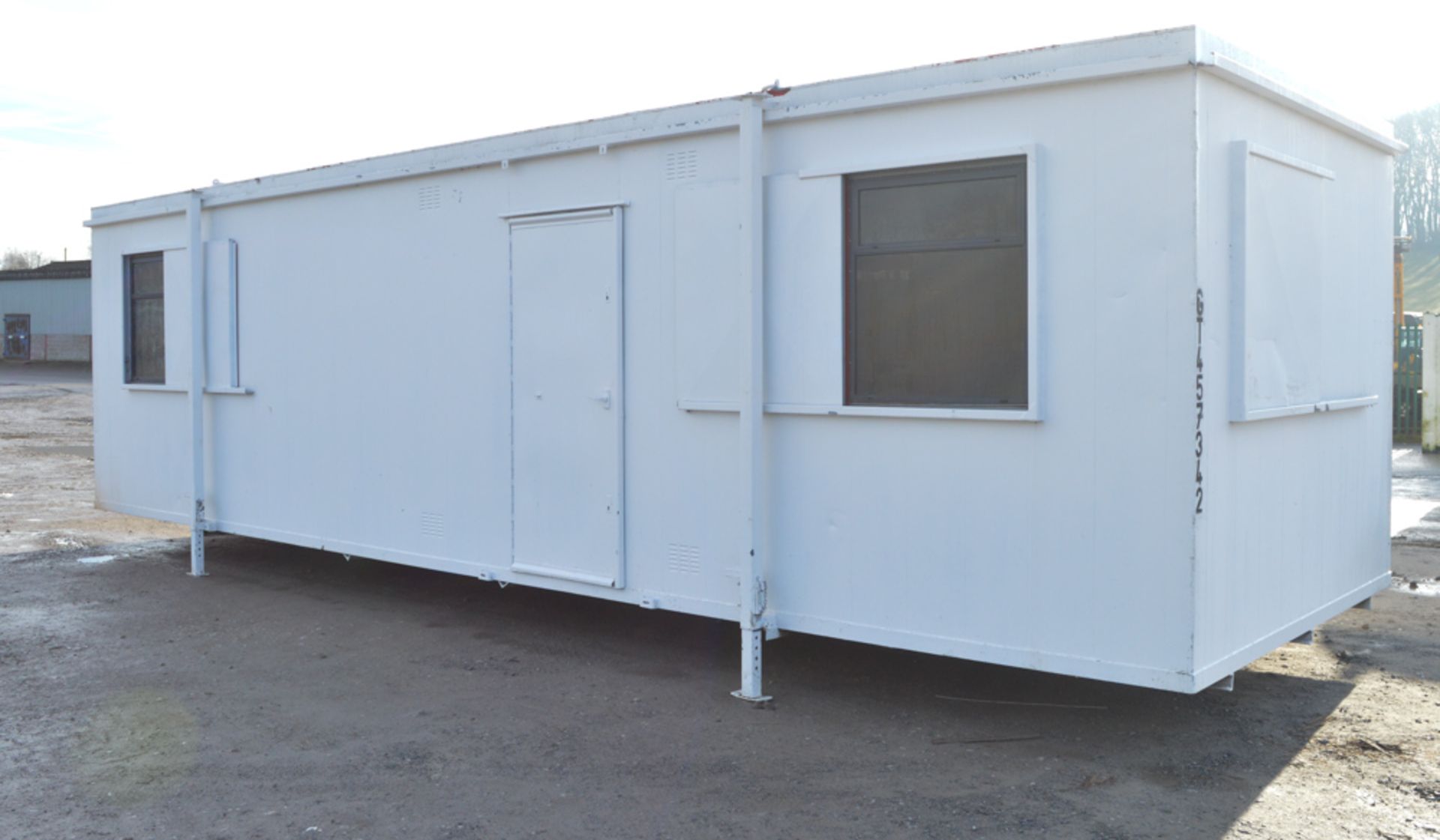 32 ft x 10 ft steel anti-vandal jack leg steel site office unit c/w keys GT457342 - Image 4 of 6