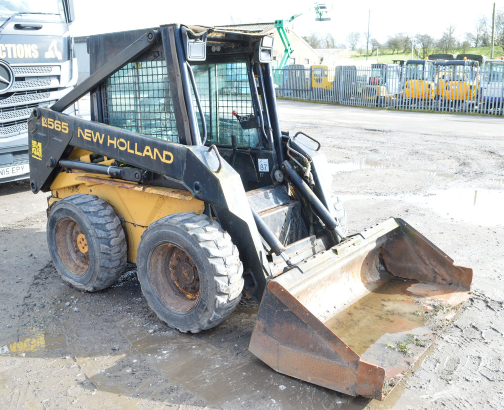 New Holland LX565 skidsteer loader Year: S/N: 53180 Recorded Hours: - Image 4 of 9