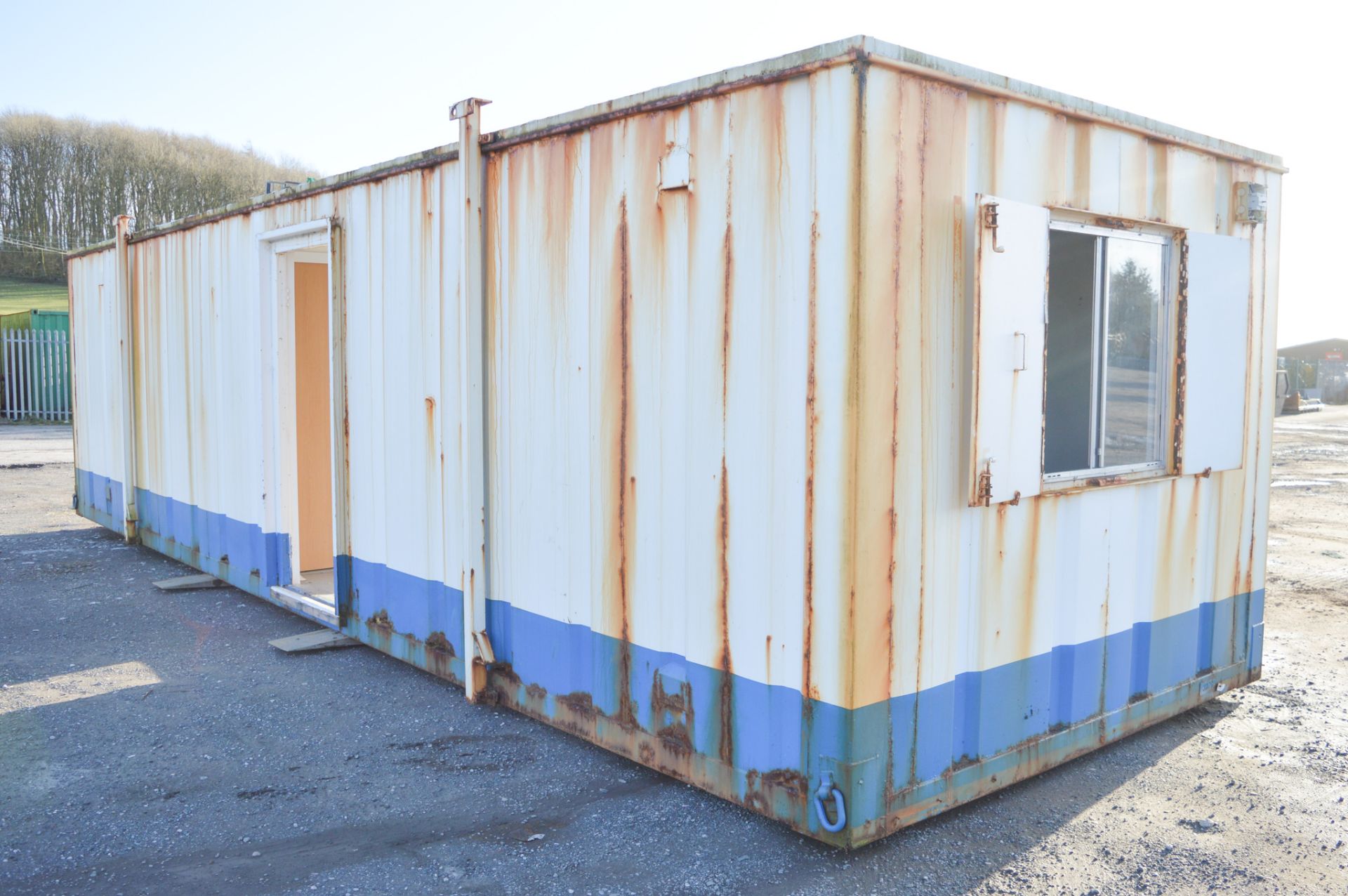 32 ft x 10 ft steel anti-vandal jack leg site office unit comprising of 2 offices BBA1379 - Image 2 of 9