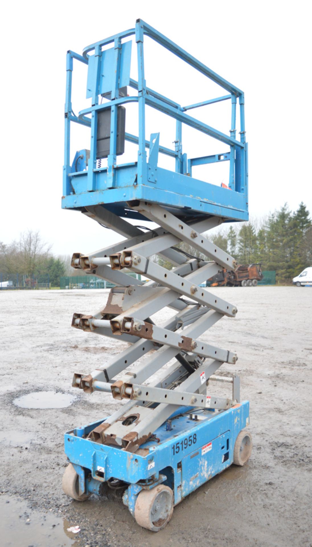 Genie 1930/32 19 ft battery electric scissor access platform Year: 2006 S/N: 81548 Recorded Hours: - Image 7 of 7