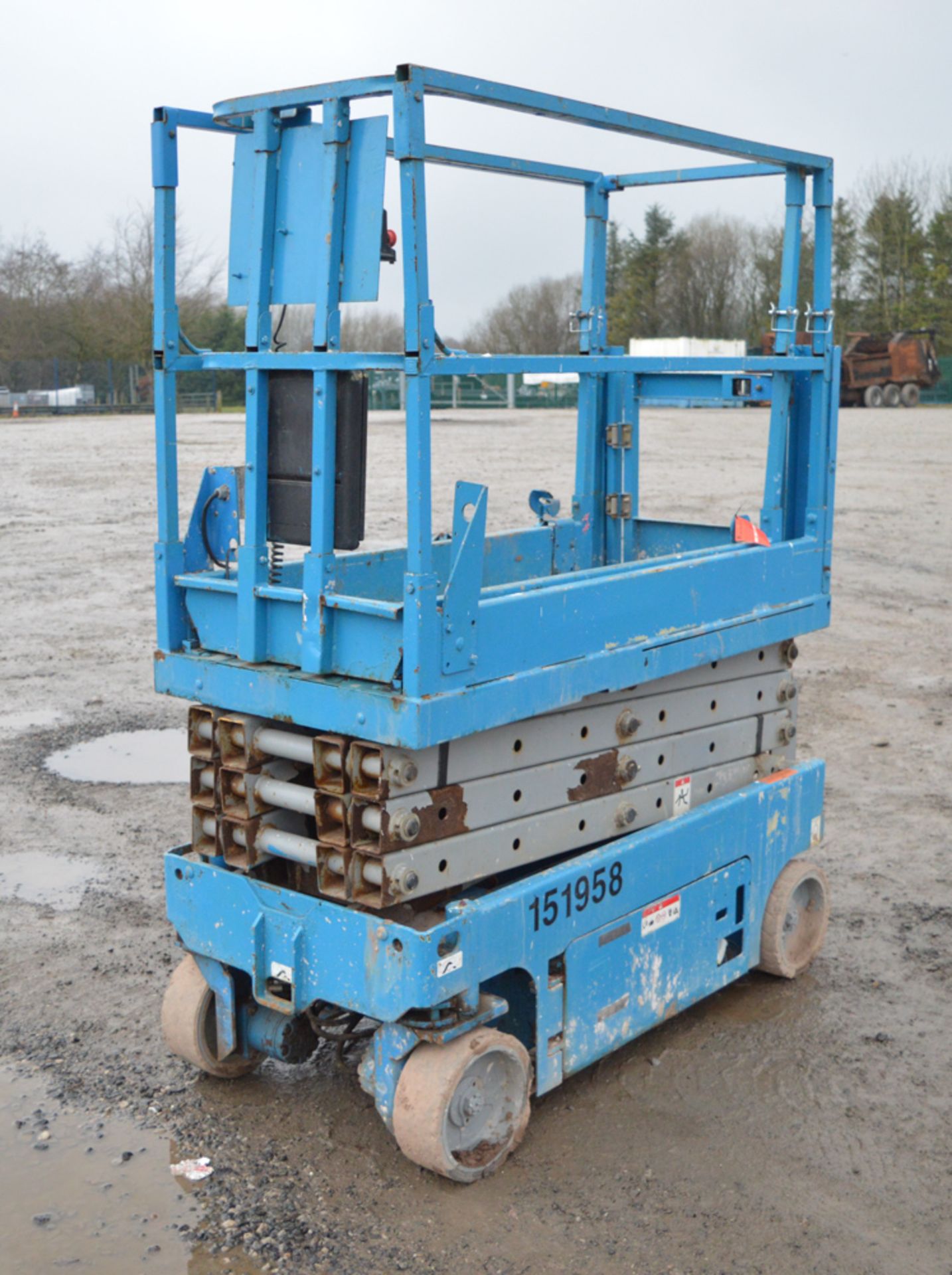 Genie 1930/32 19 ft battery electric scissor access platform Year: 2006 S/N: 81548 Recorded Hours: - Image 3 of 7