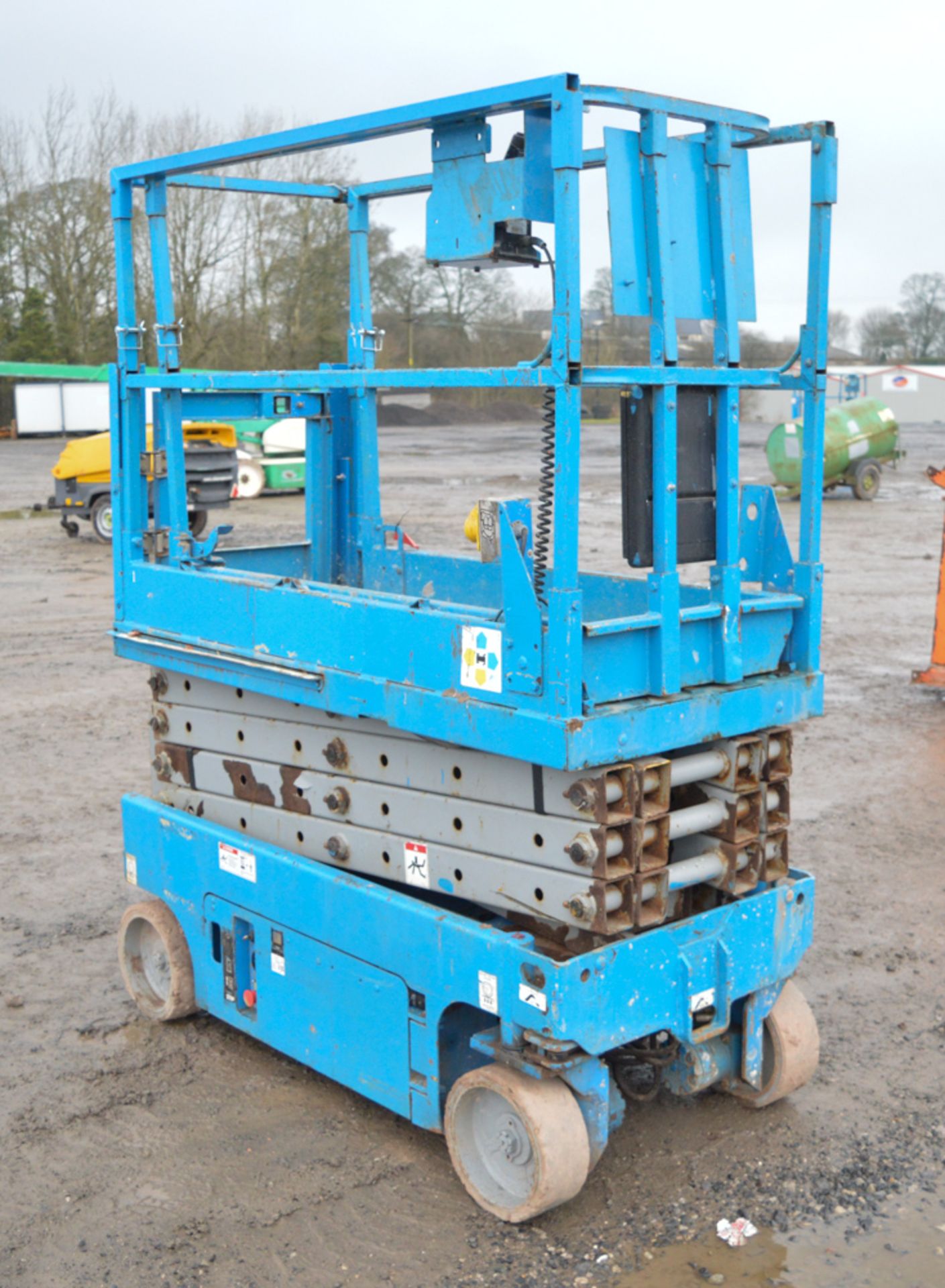 Genie 1930/32 19 ft battery electric scissor access platform Year: 2006 S/N: 81548 Recorded Hours: - Image 4 of 7