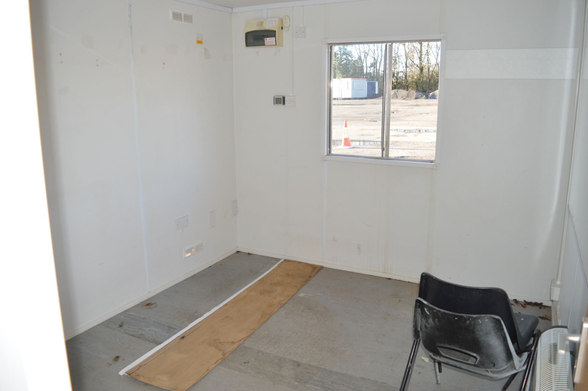 32 ft x 10 ft steel anti-vandal jack leg site office unit comprising of 2 offices BBA1379 - Image 5 of 9