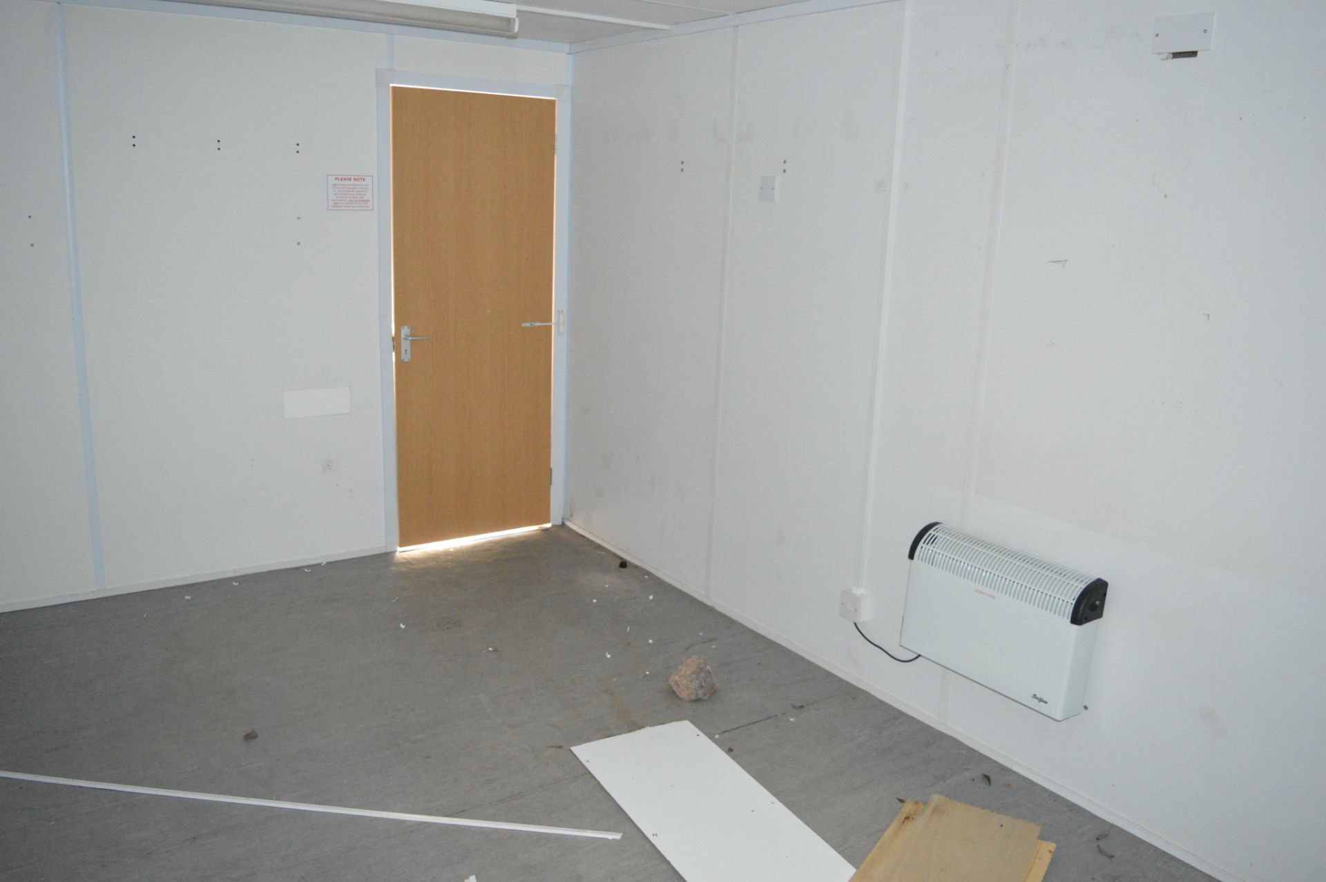 32 ft x 10 ft steel anti-vandal jack leg site office unit comprising of 2 offices BBA1379 - Image 8 of 9